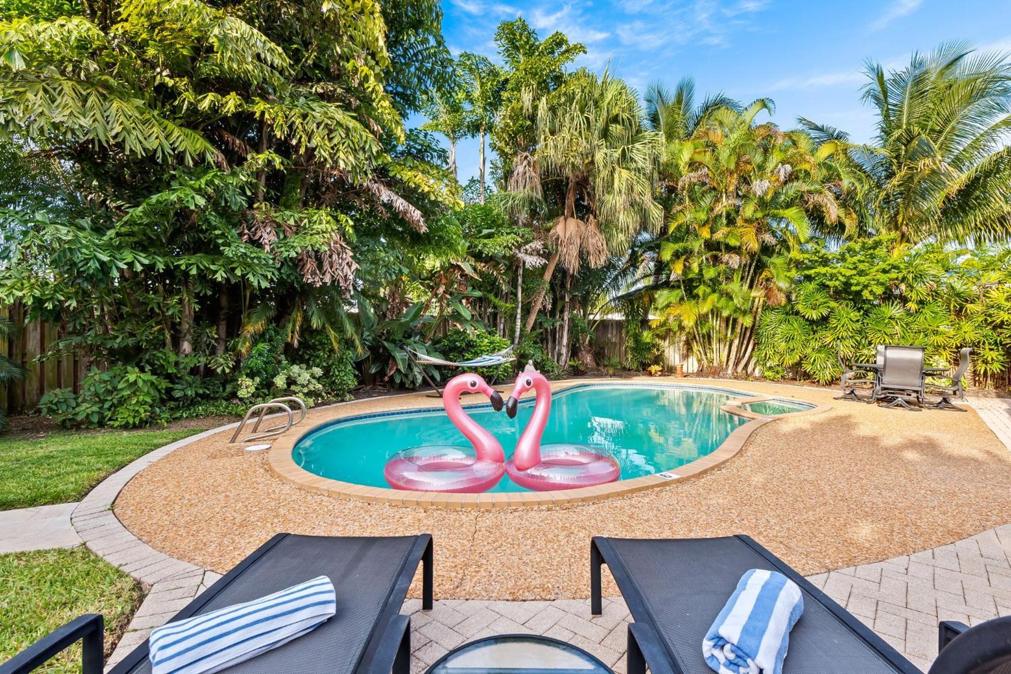 Solar Heated Pool Spa Tiki Hut Huge Backyard Hammock Retro Bikes
