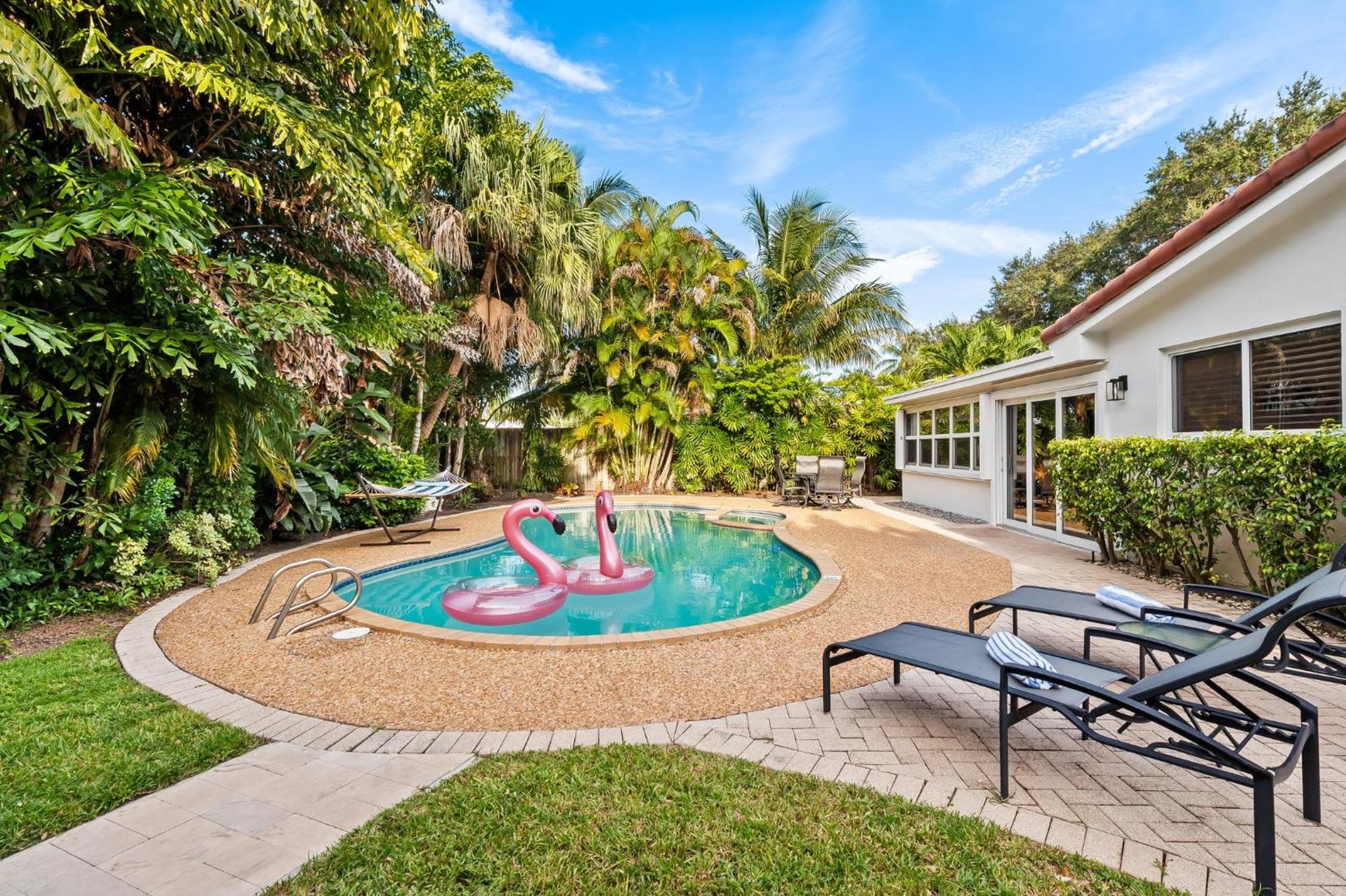 Solar Heated Pool Spa Tiki Hut Huge Backyard Hammock Retro Bikes