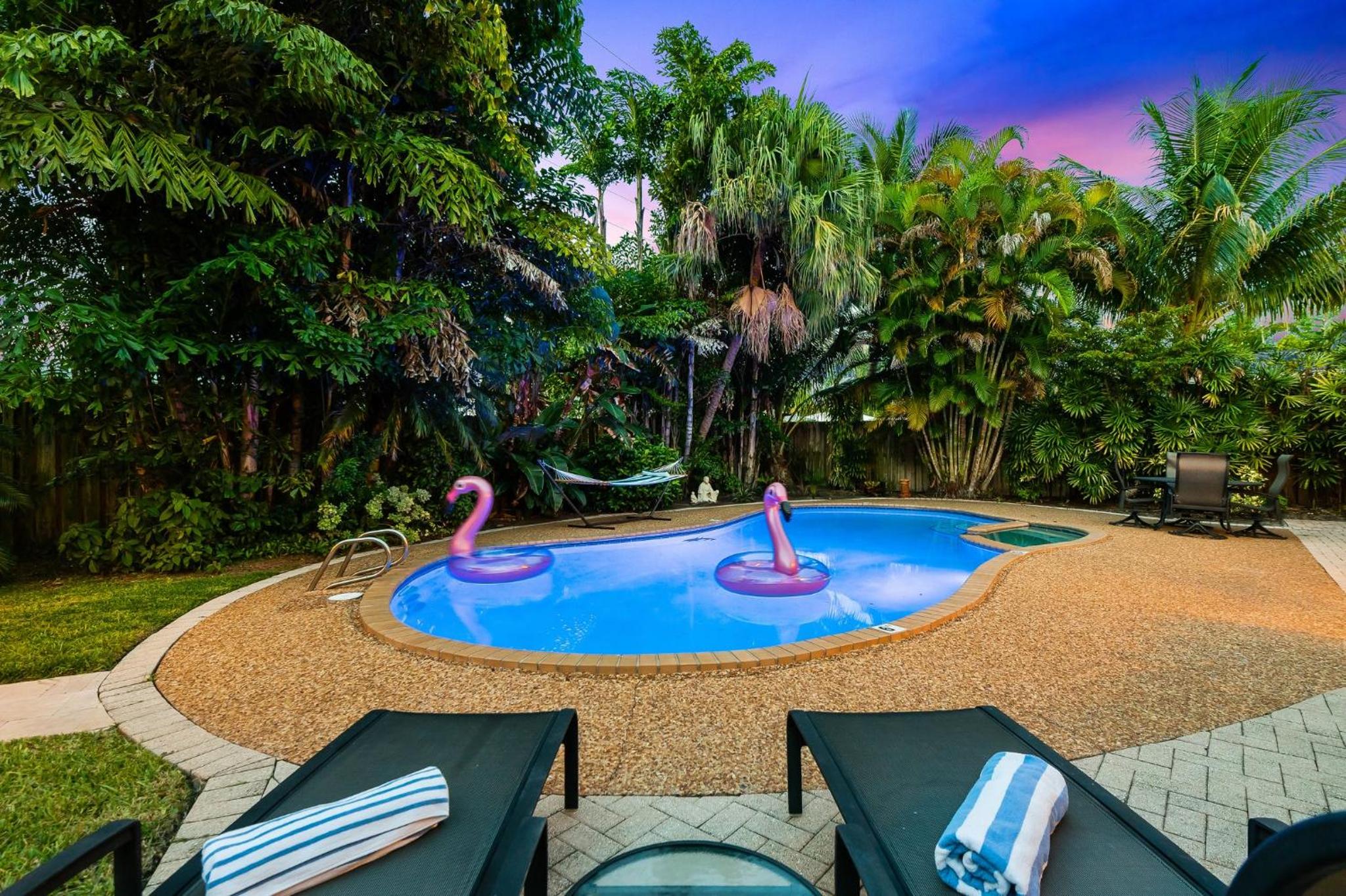 Solar Heated Pool Spa Tiki Hut Huge Backyard Hammock Retro Bikes