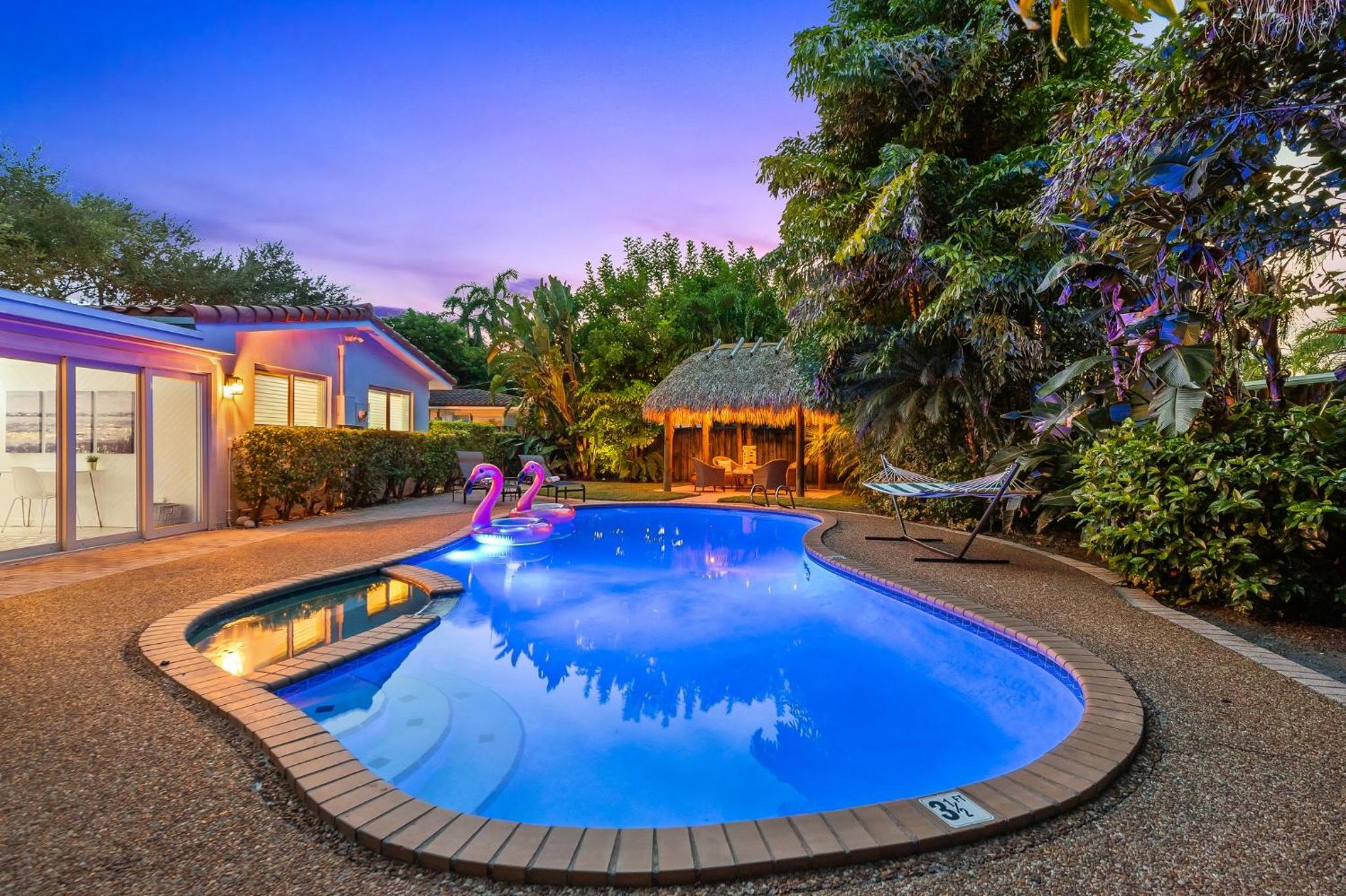Solar Heated Pool Spa Tiki Hut Huge Backyard Hammock Retro Bikes