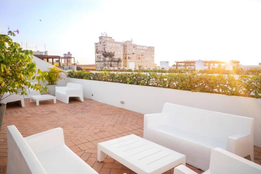 1BR Modern in Old City in Colonial Building