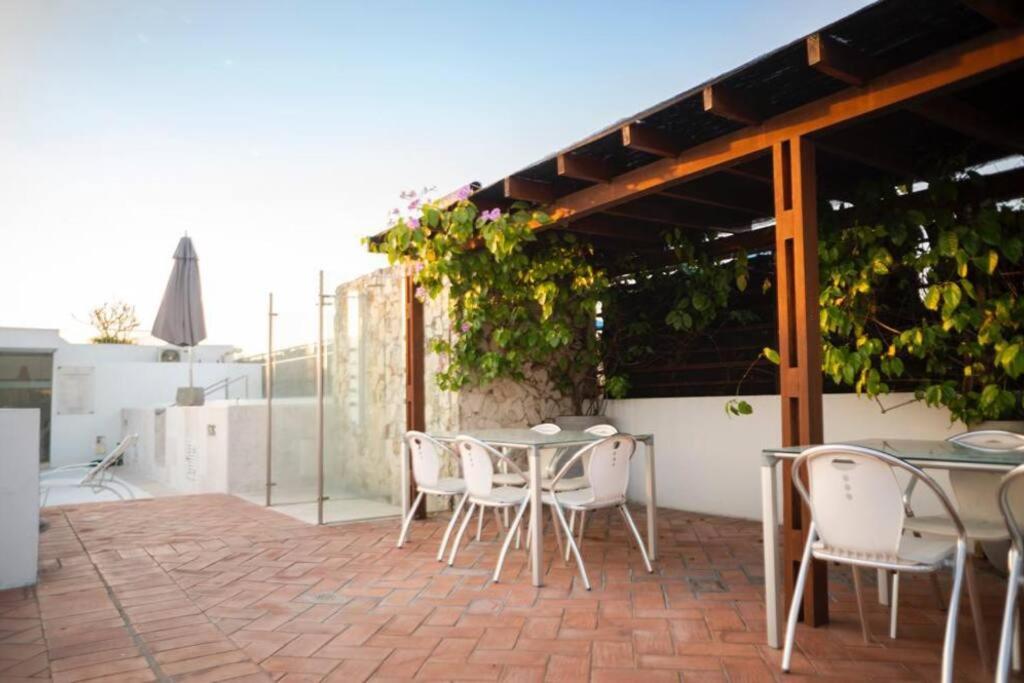 1BR Modern in Old City in Colonial Building