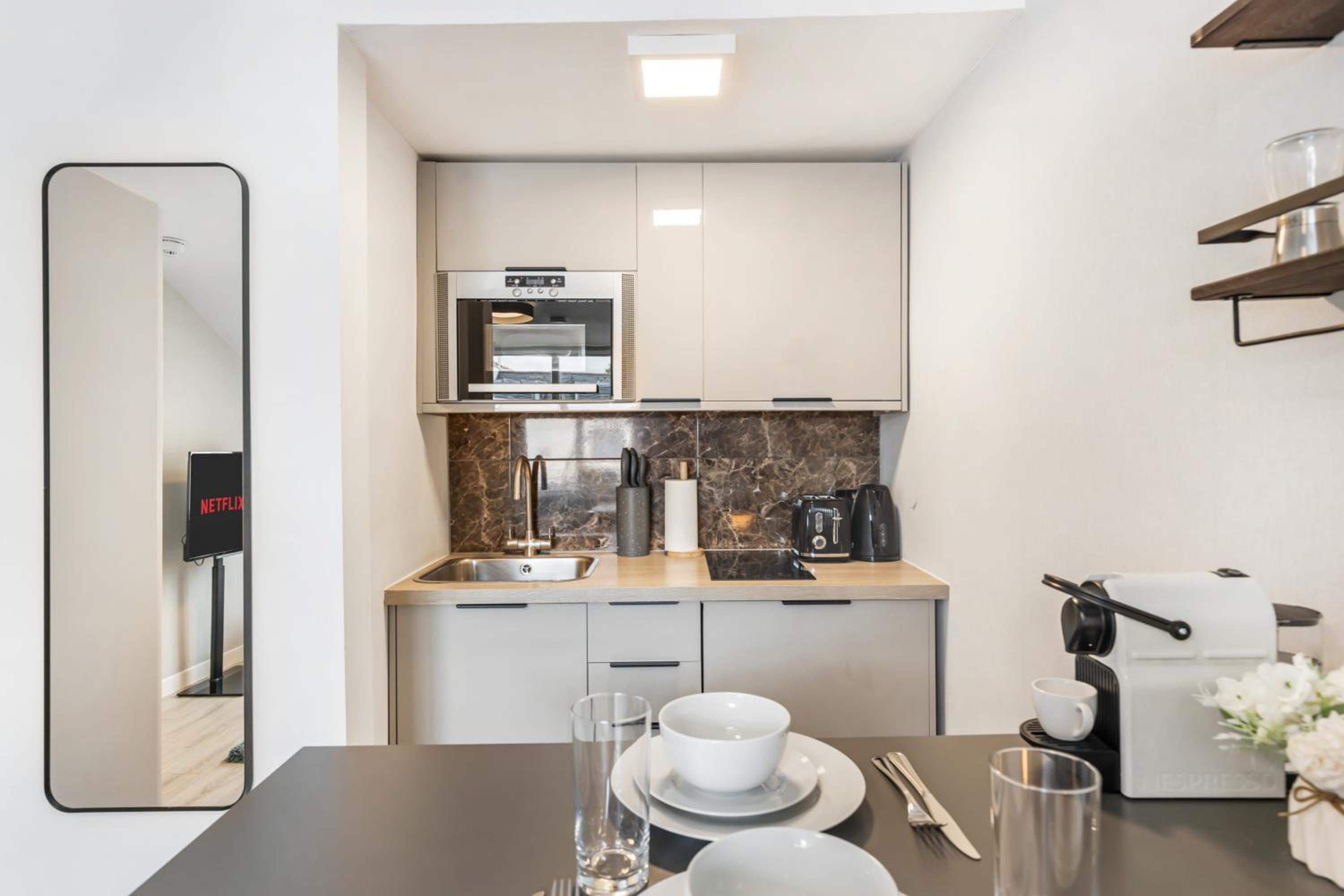 Cozy & Welcoming Studio Apartments in Premium Hyde Park Location