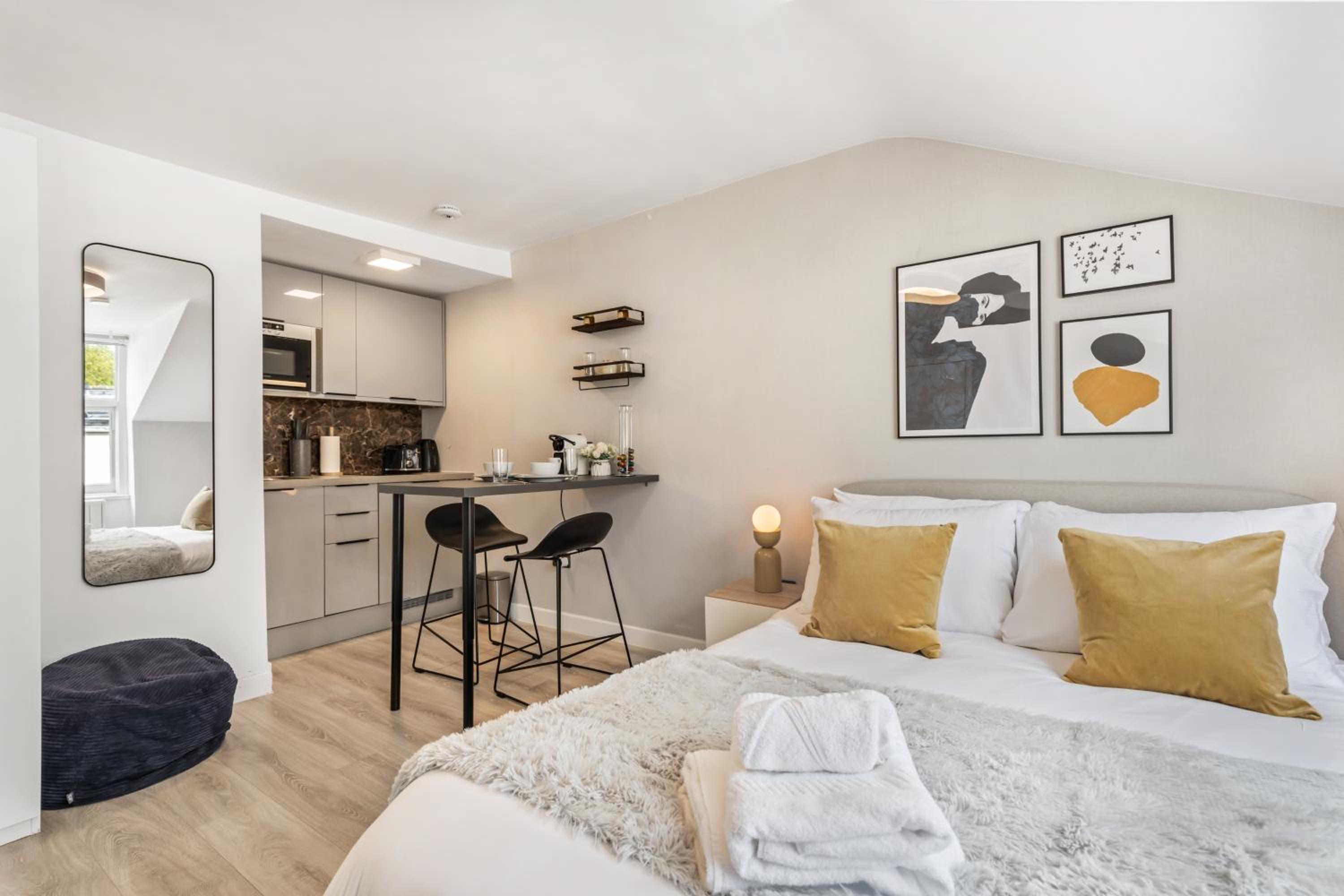 Cozy & Welcoming Studio Apartments in Premium Hyde Park Location