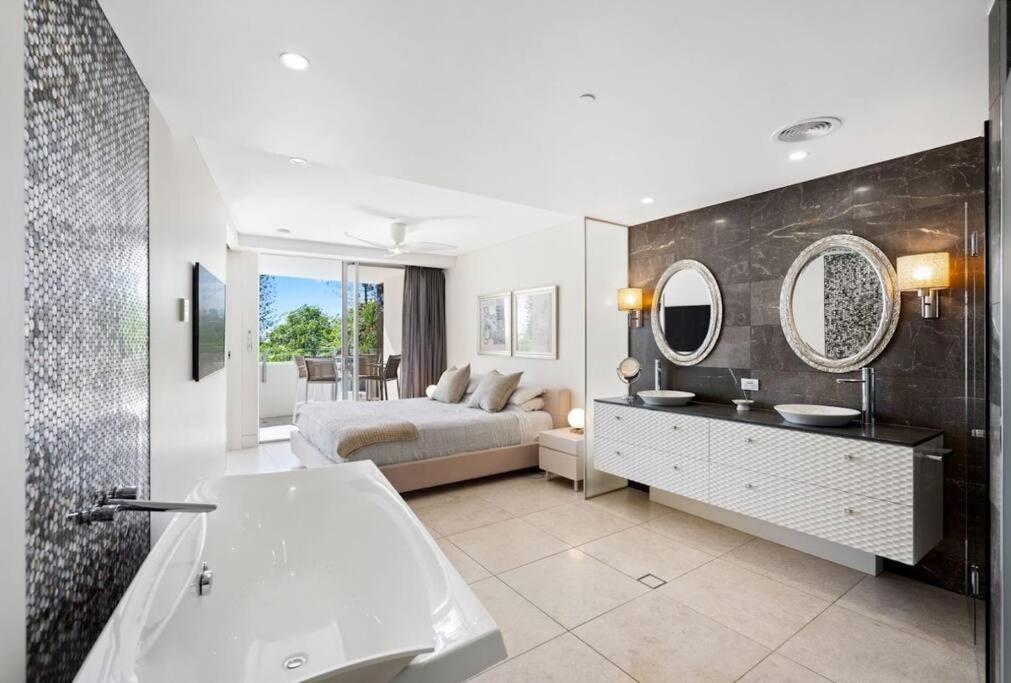 SEA PEARL 202–Waterfront Luxury Apartment