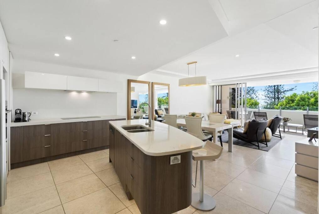 SEA PEARL 202–Waterfront Luxury Apartment
