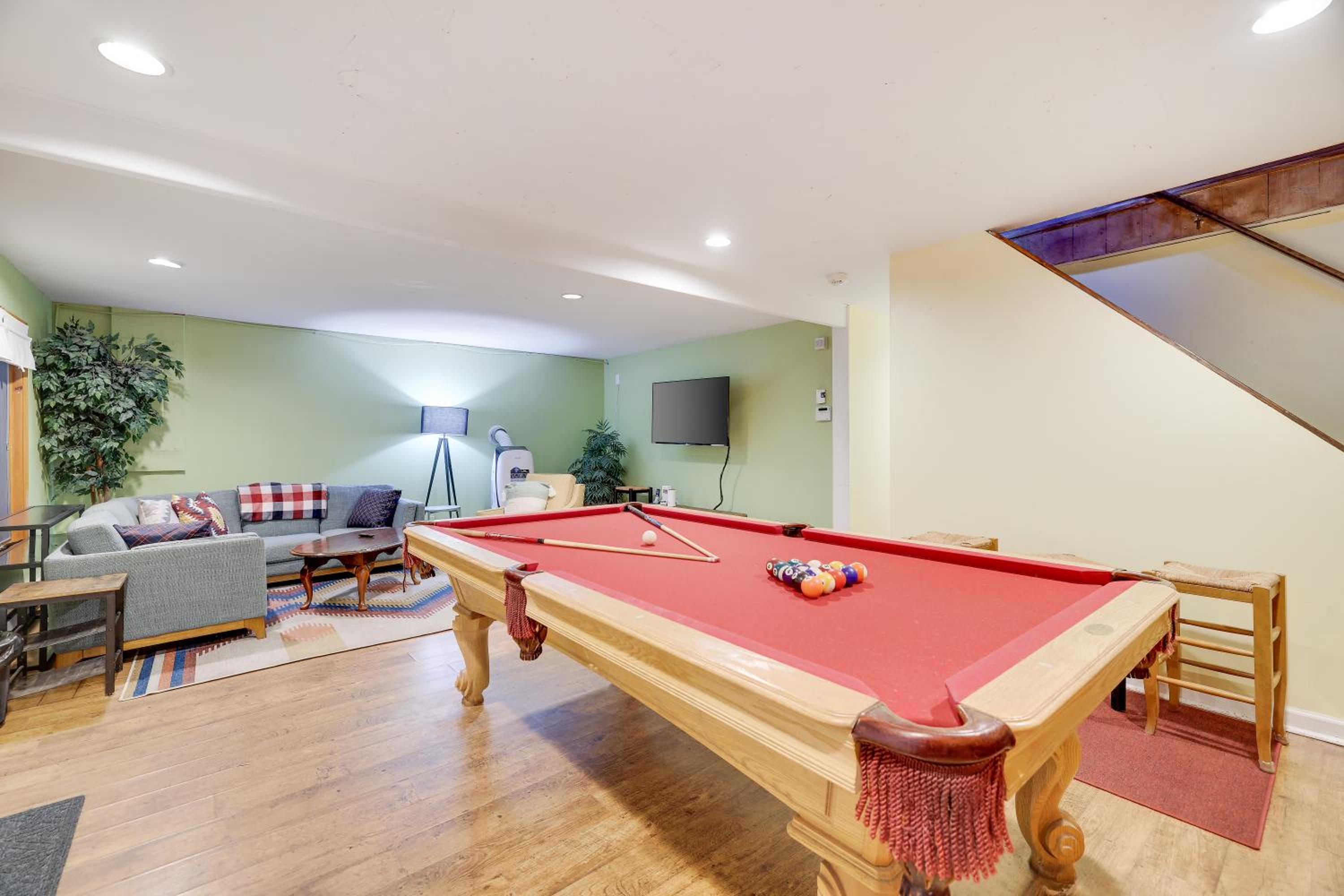 ⛰⛵️⛱Mt. Maplewood Lodge❤️Seasonal Specials ☆Poconos☆Cabin☆Hot⛷Tub☆Game Room☆