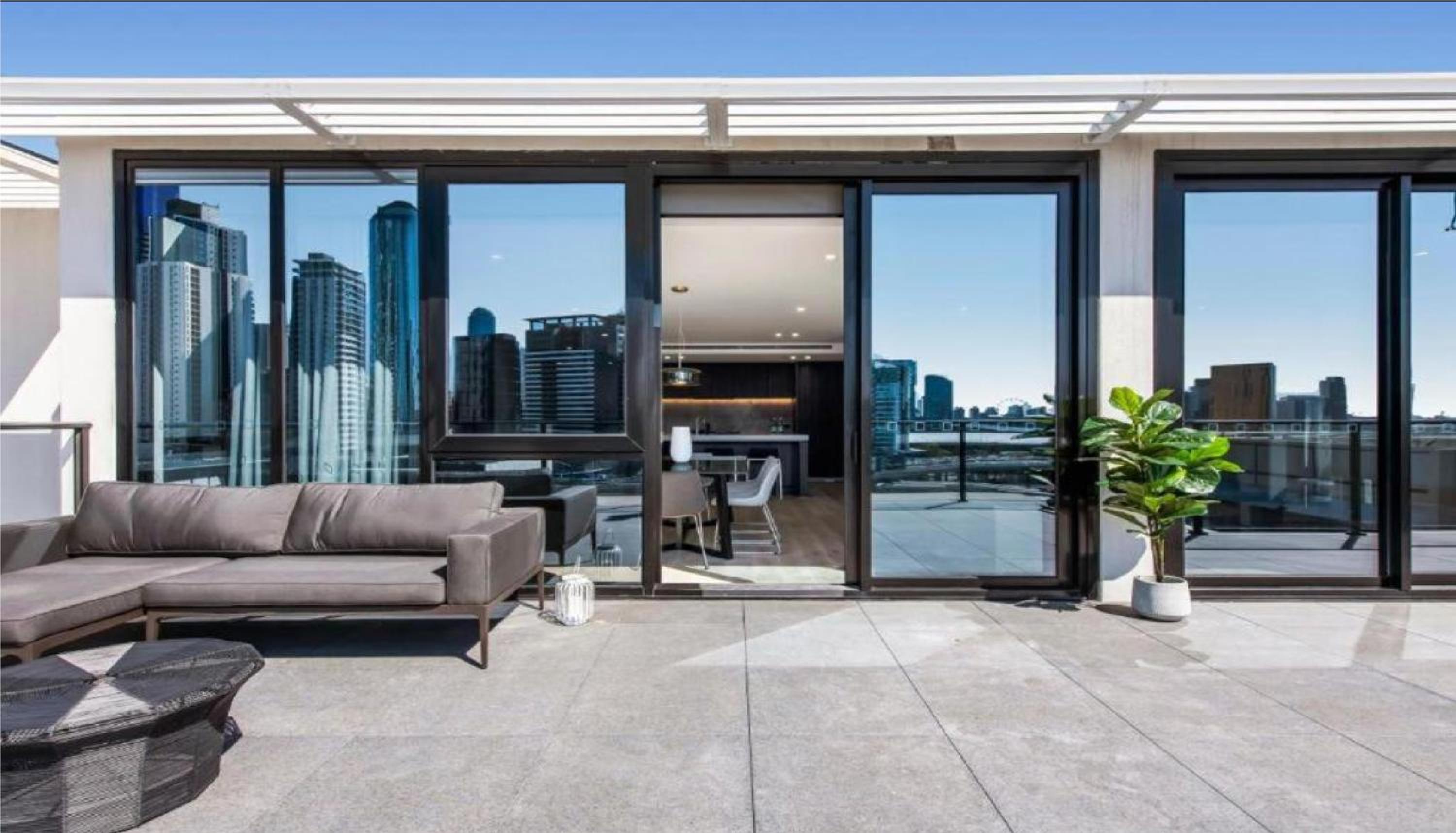 Luxury Penthouse with Astonishing Bay and City Views - Image 3
