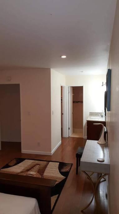 Beautiful Spacious 2 Bedroom, 2 Bathroom Condo view 3