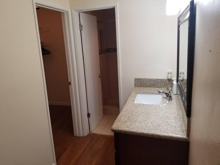 Beautiful Spacious 2 Bedroom, 2 Bathroom Condo view 4