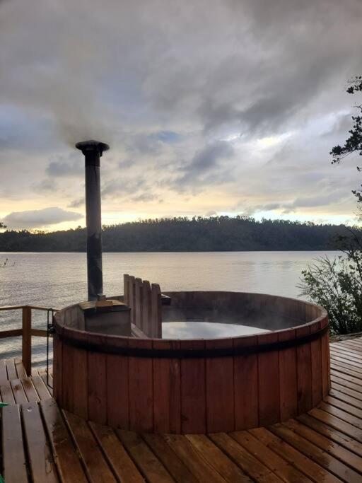 Cabaña con tinaja a orilla del lago Panguipulli