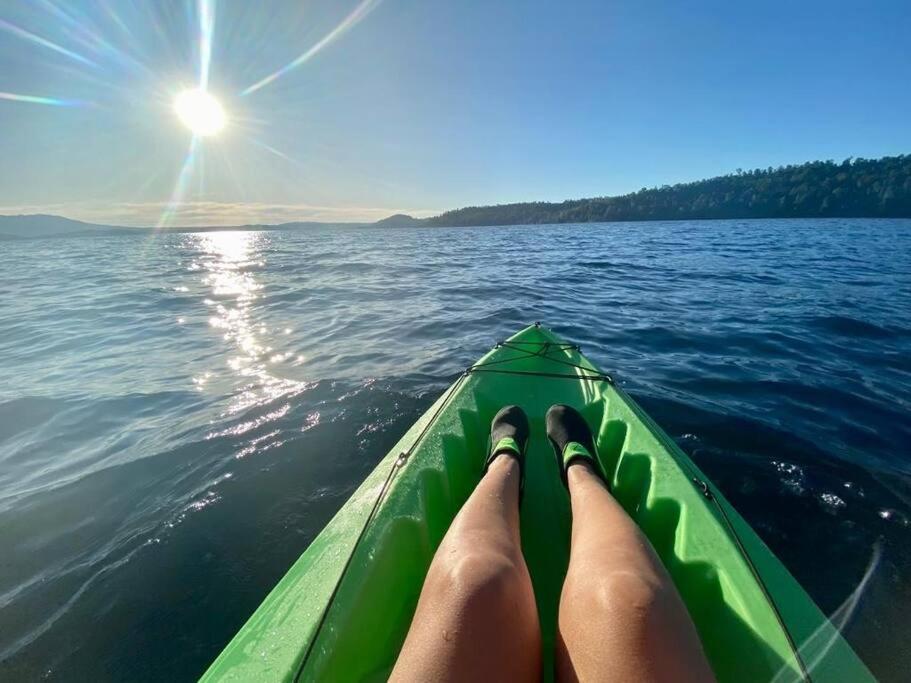 Cabaña con tinaja a orilla del lago Panguipulli
