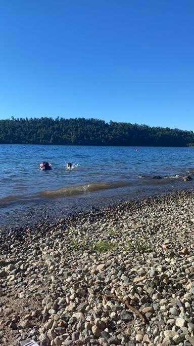 Cabaña con tinaja a orilla del lago Panguipulli