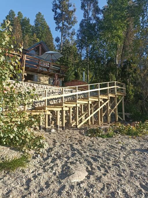 Cabaña con tinaja a orilla del lago Panguipulli