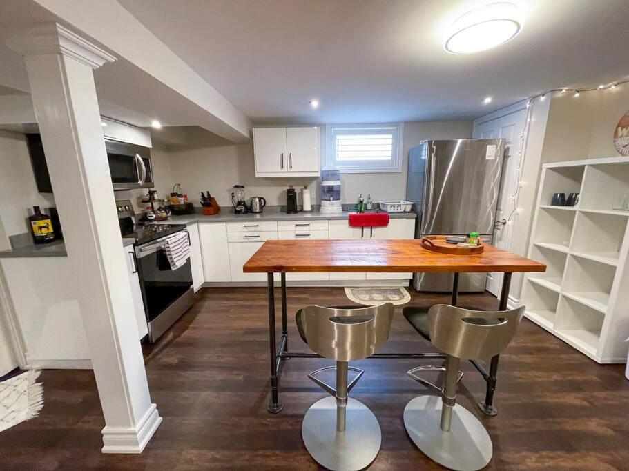 Spacious & Renovated 1BD Suite w/parking view 4