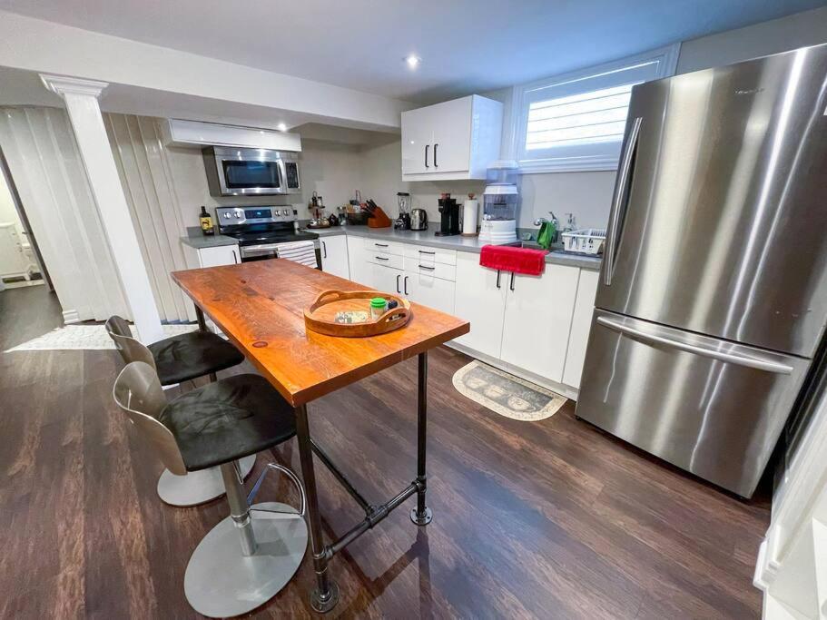 Spacious & Renovated 1BD Suite w/parking view 5