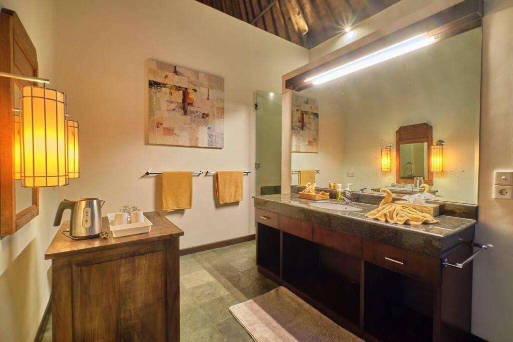 Villa Saraswati Authentic Balinese Elegance with Pool and Temple Views view 4