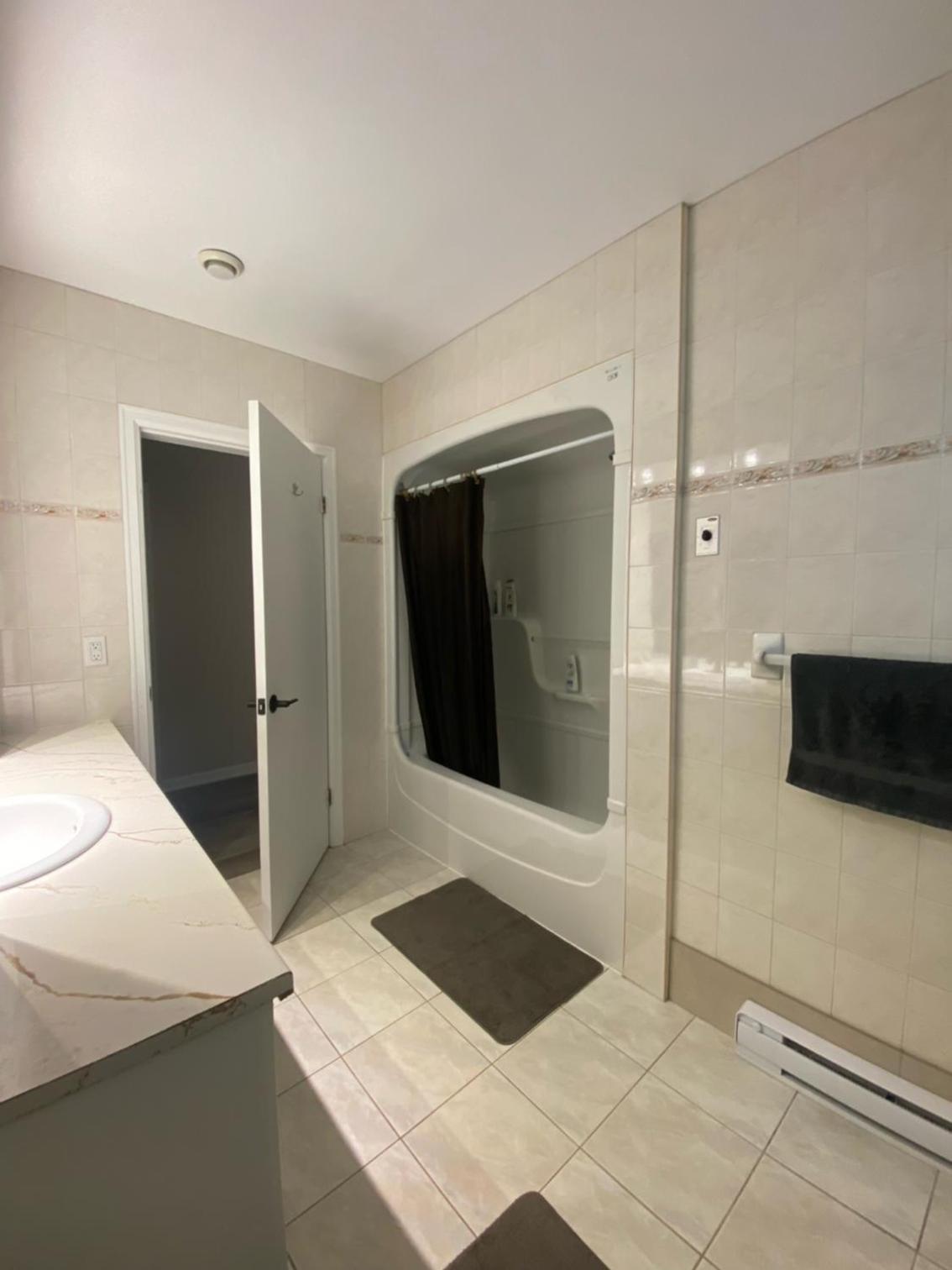 Private Room Lakeview House- Westmount