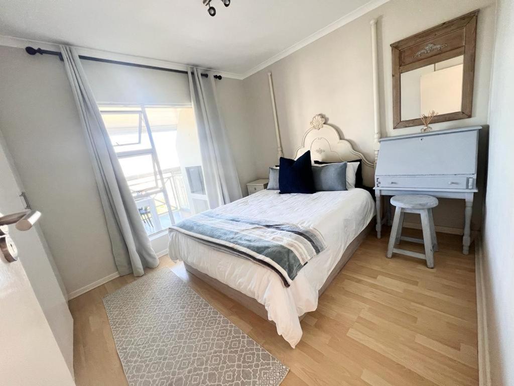 Bella Casa 179 - Atlantic Ocean & Robben Island View - Big Bay Beach Club Apartment
