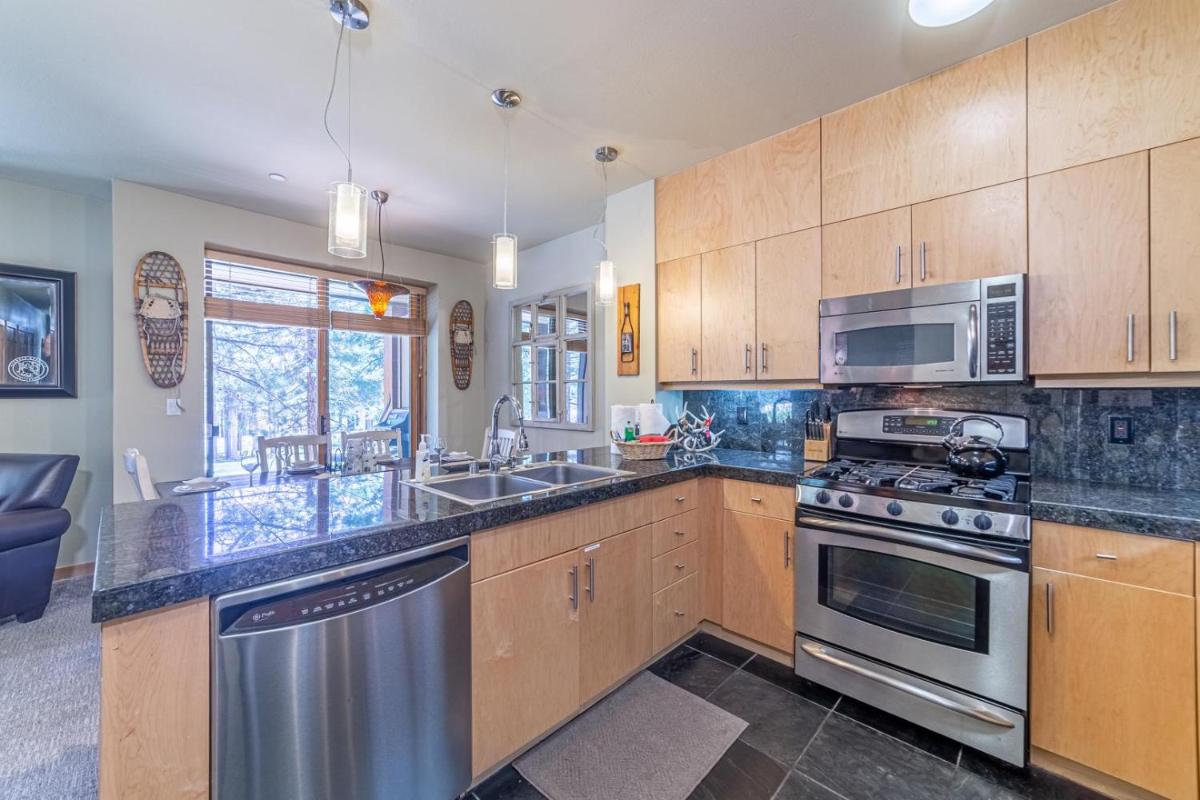 #320 - Golf Course Townhome with Mountain Views & Spa view 5