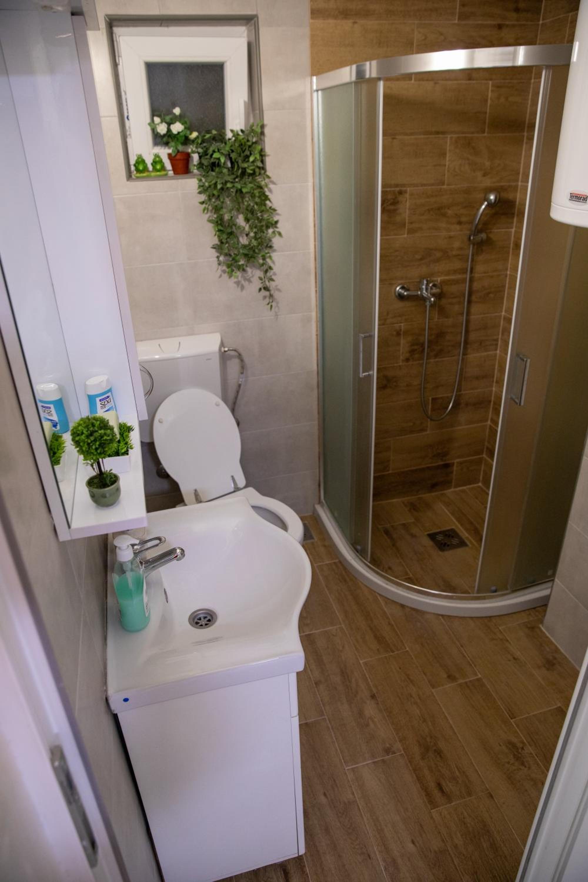 Garden apartment & parking