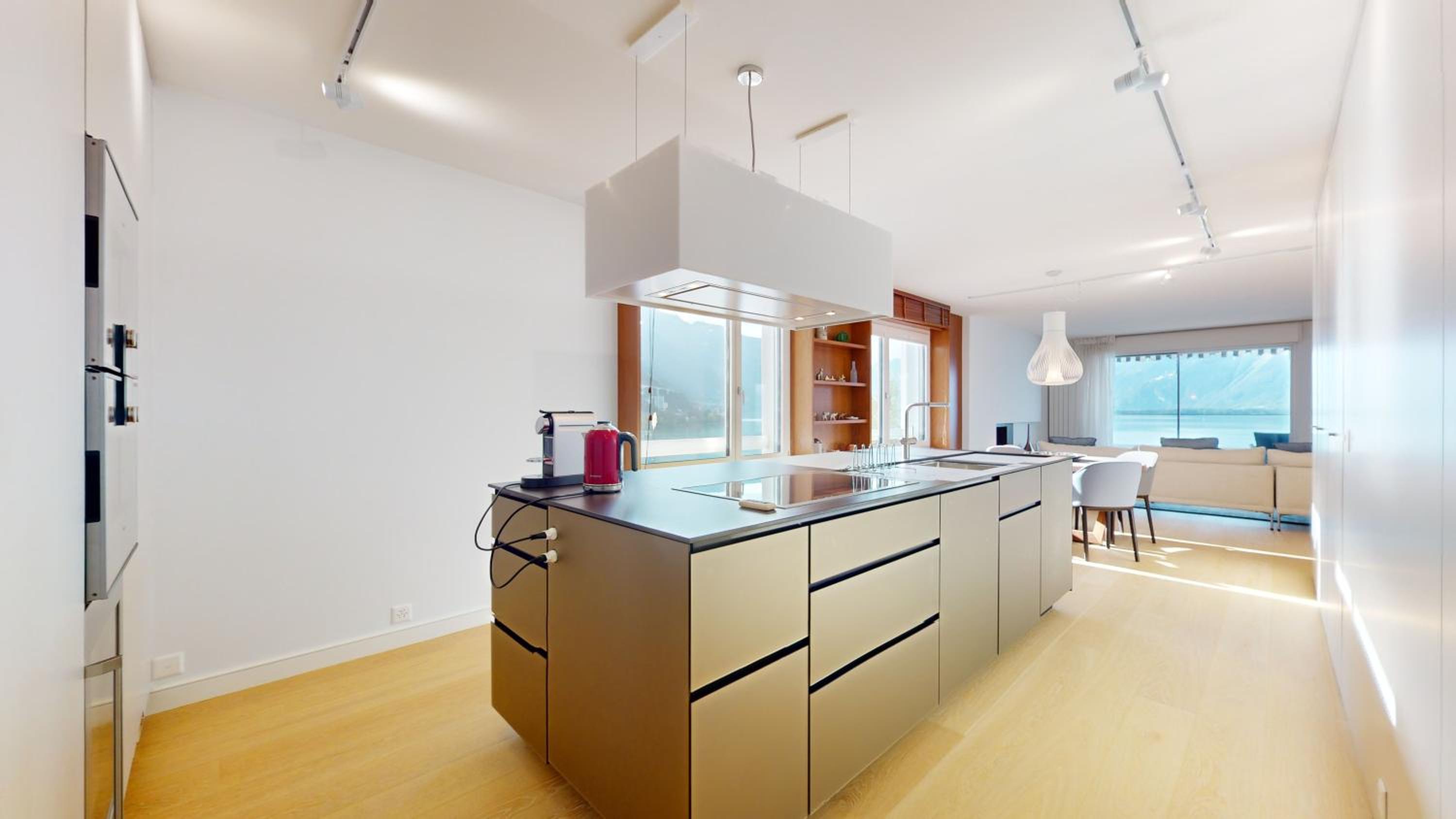 Lakefront apartment with exceptional view