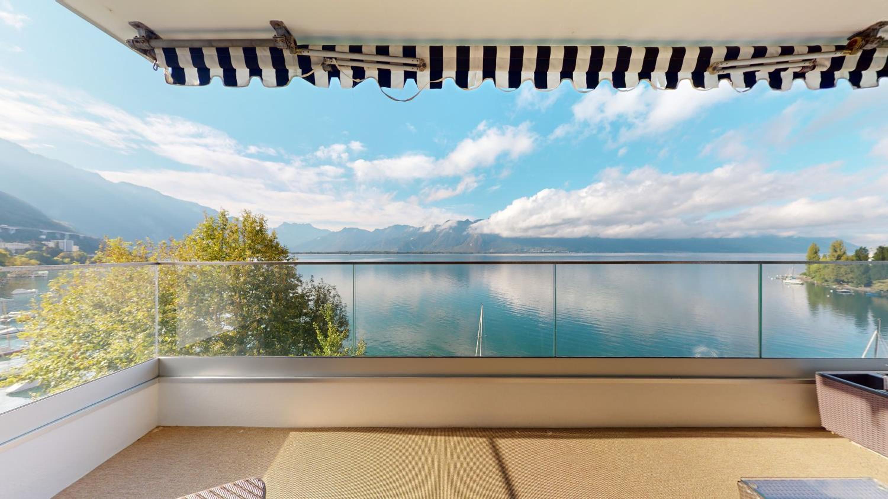 Lakefront apartment with exceptional view