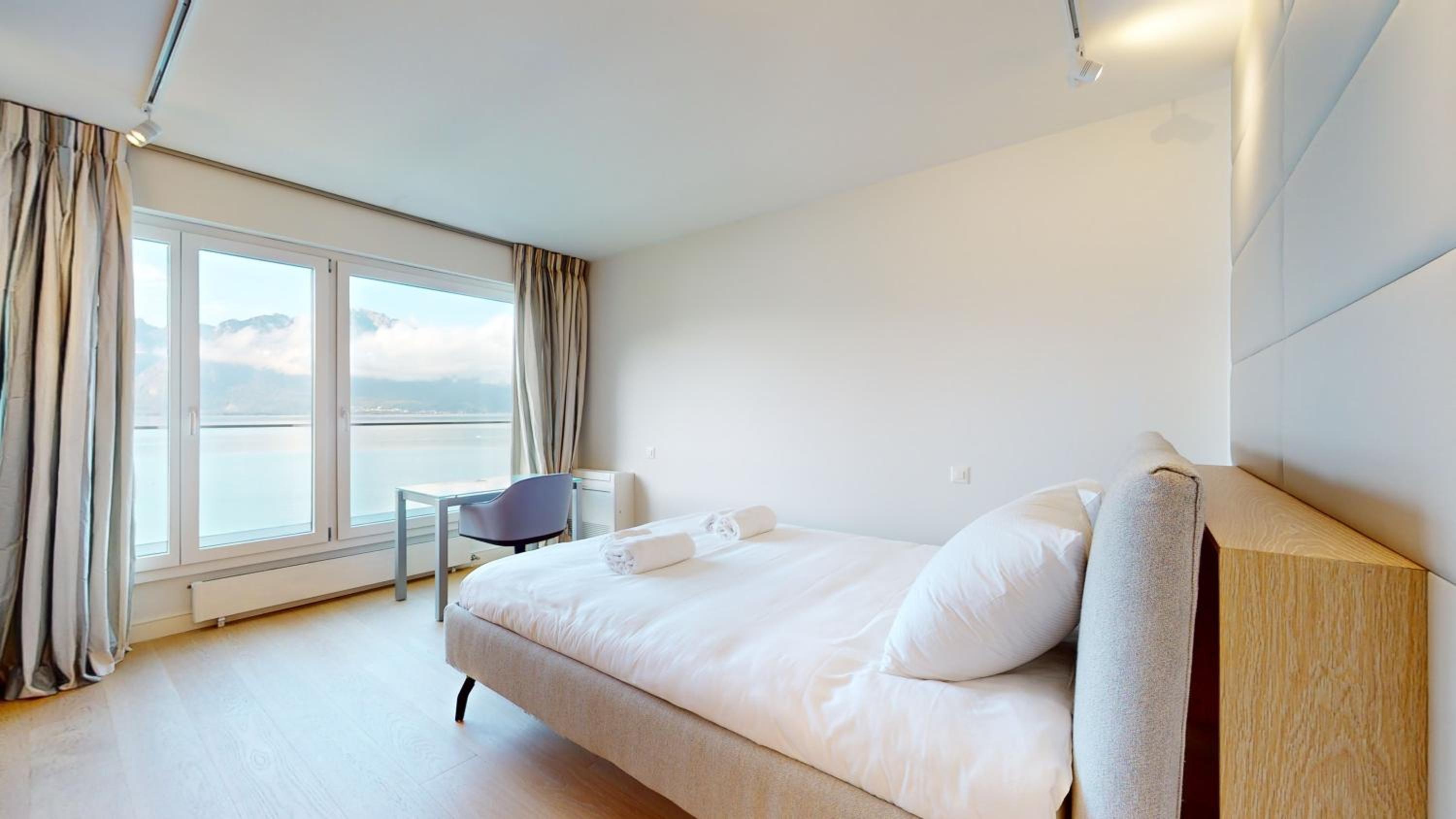 Lakefront apartment with exceptional view