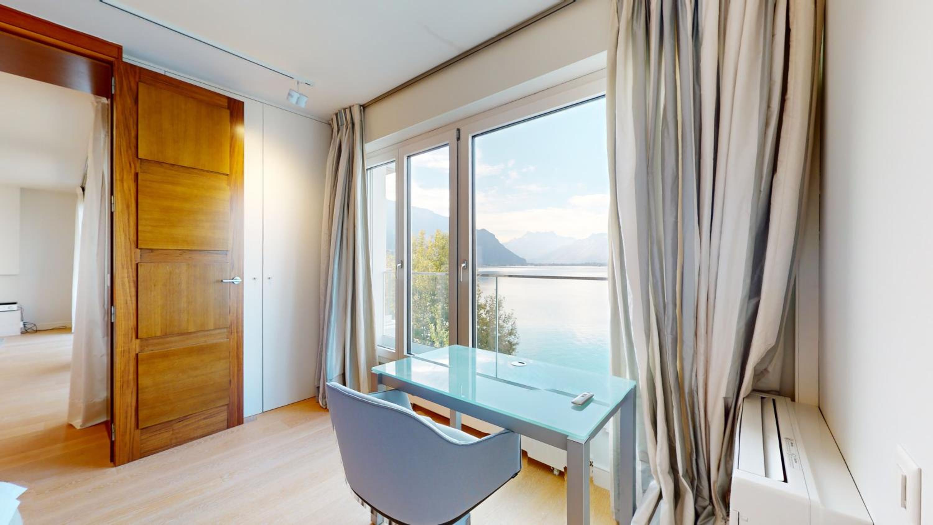 Lakefront apartment with exceptional view