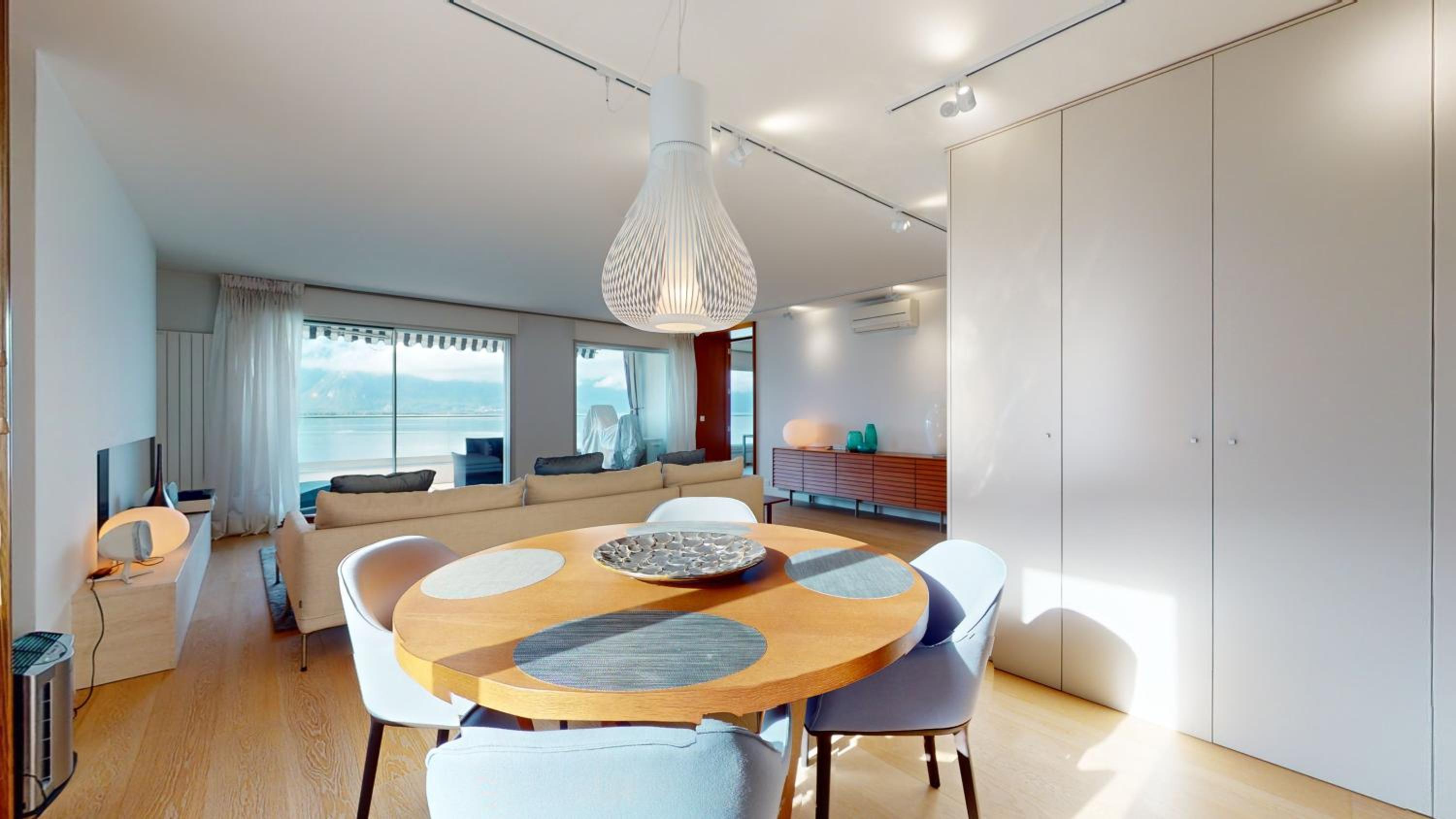 Lakefront apartment with exceptional view