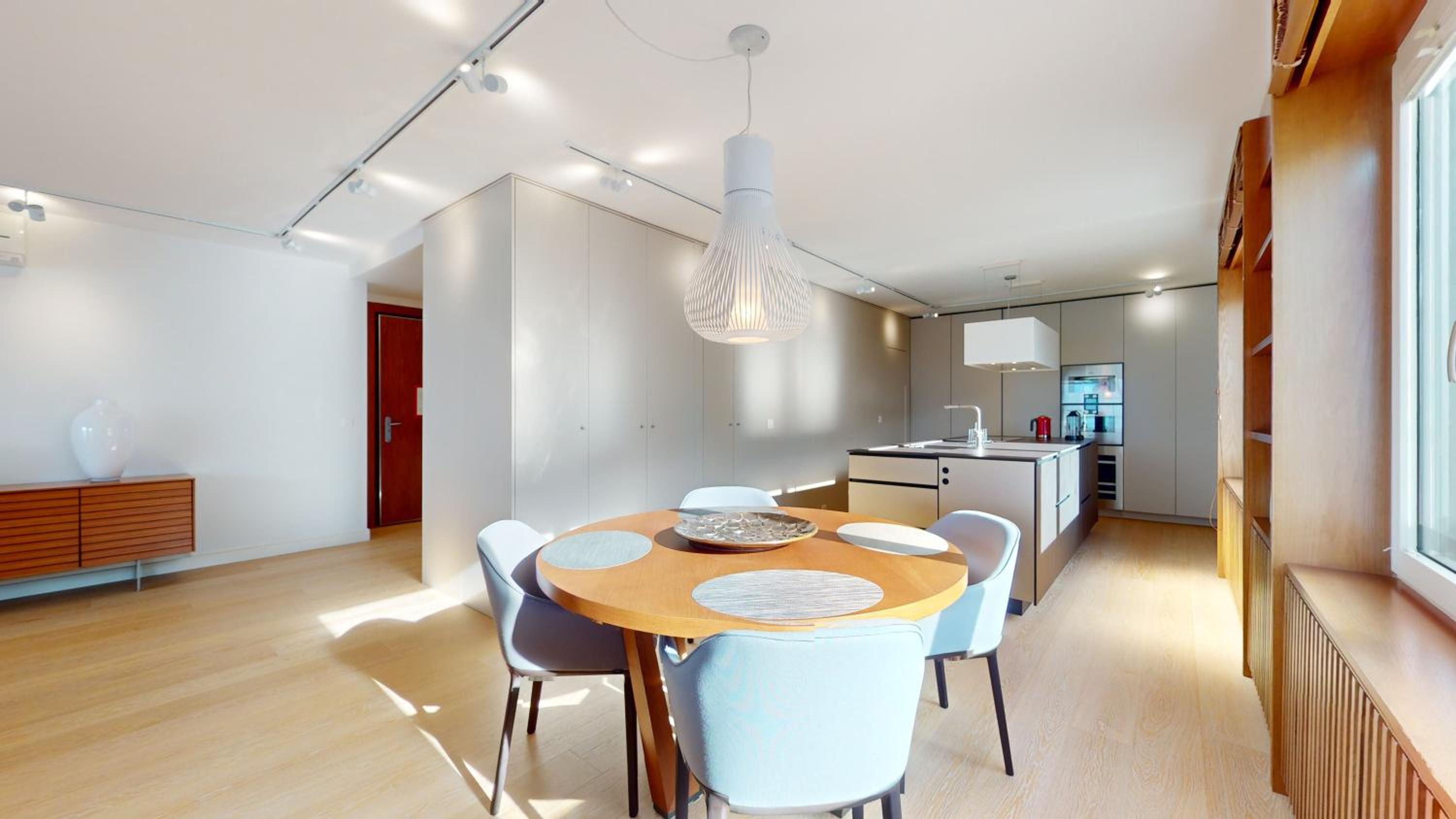 Lakefront apartment with exceptional view