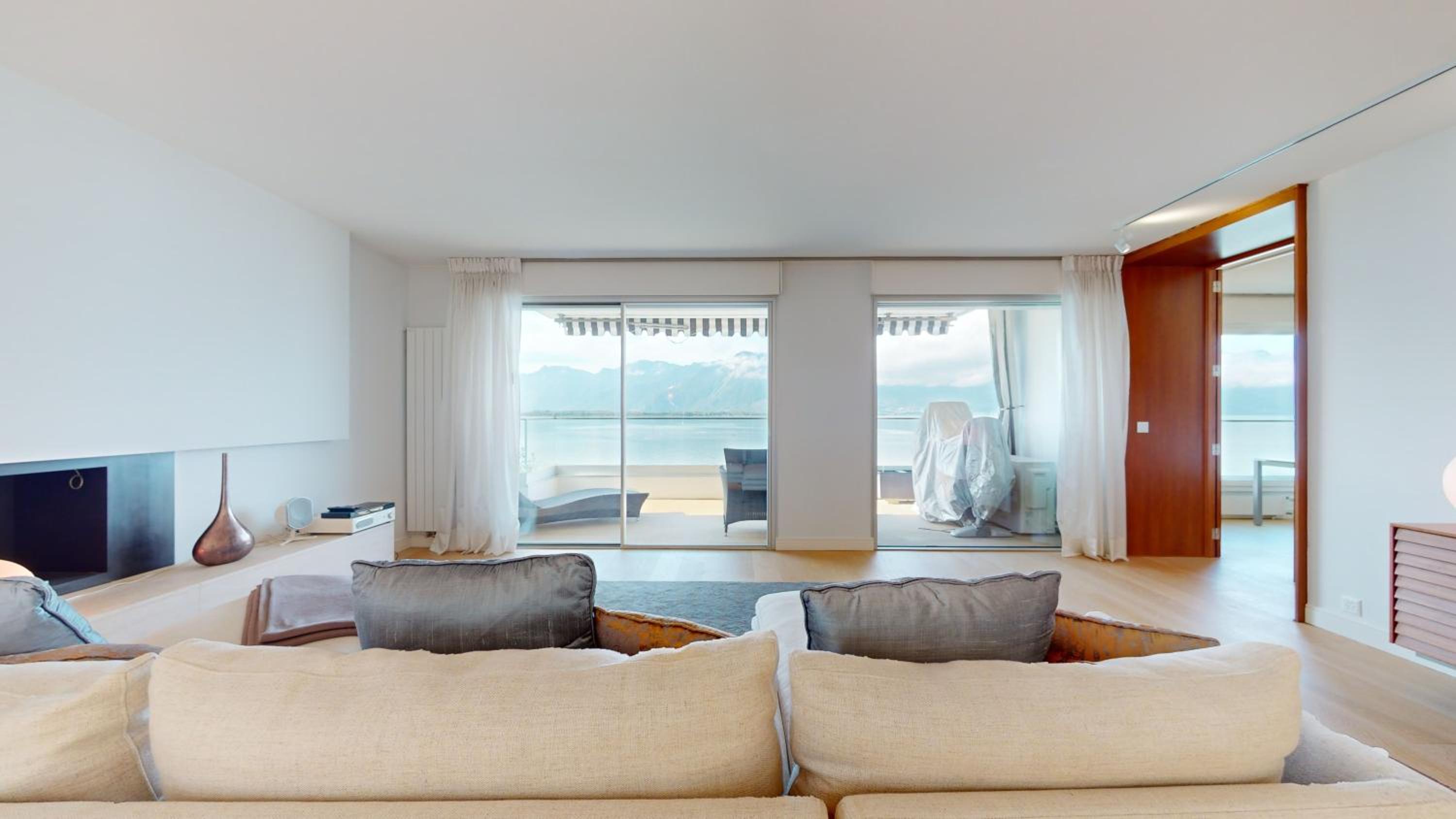 Lakefront apartment with exceptional view