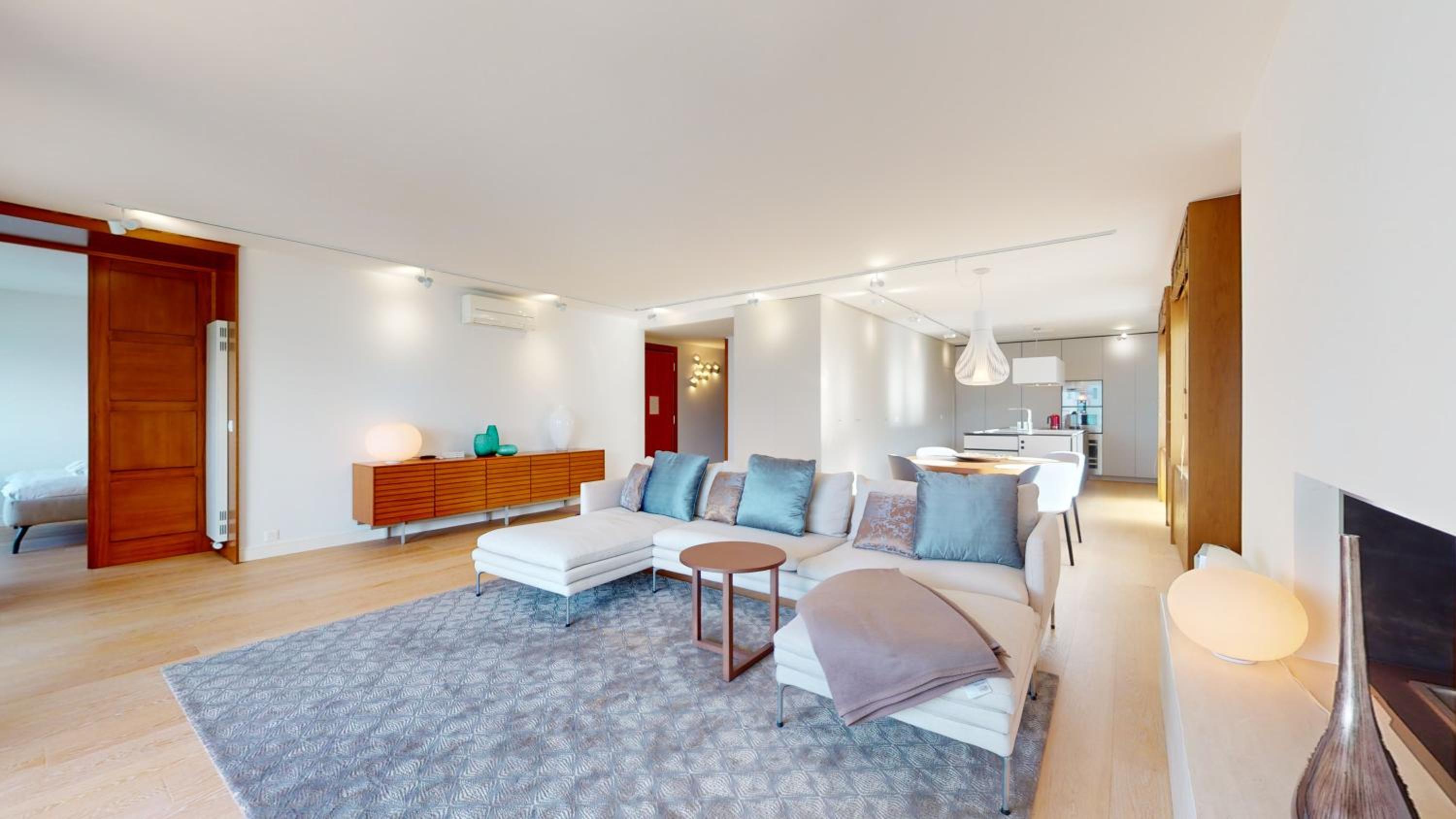 Lakefront apartment with exceptional view