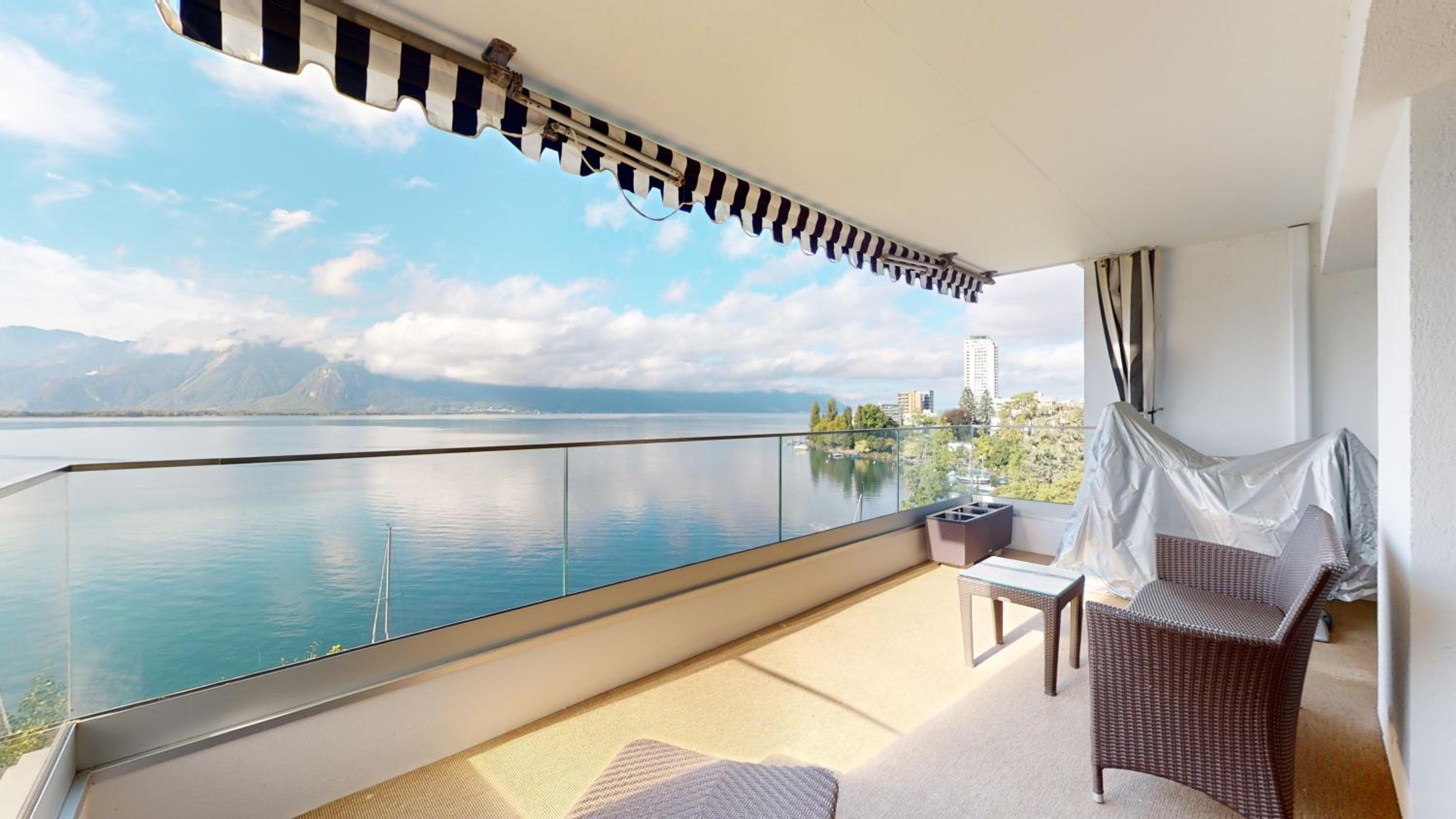 Lakefront apartment with exceptional view