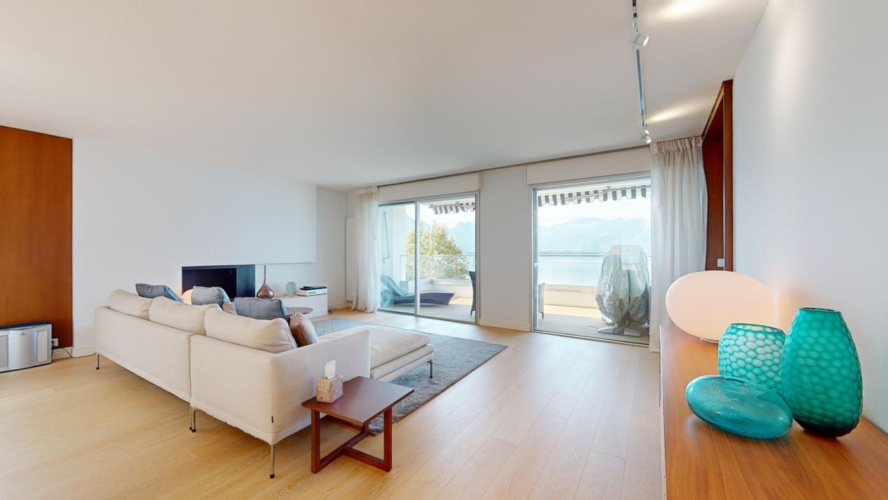 Lakefront apartment with exceptional view