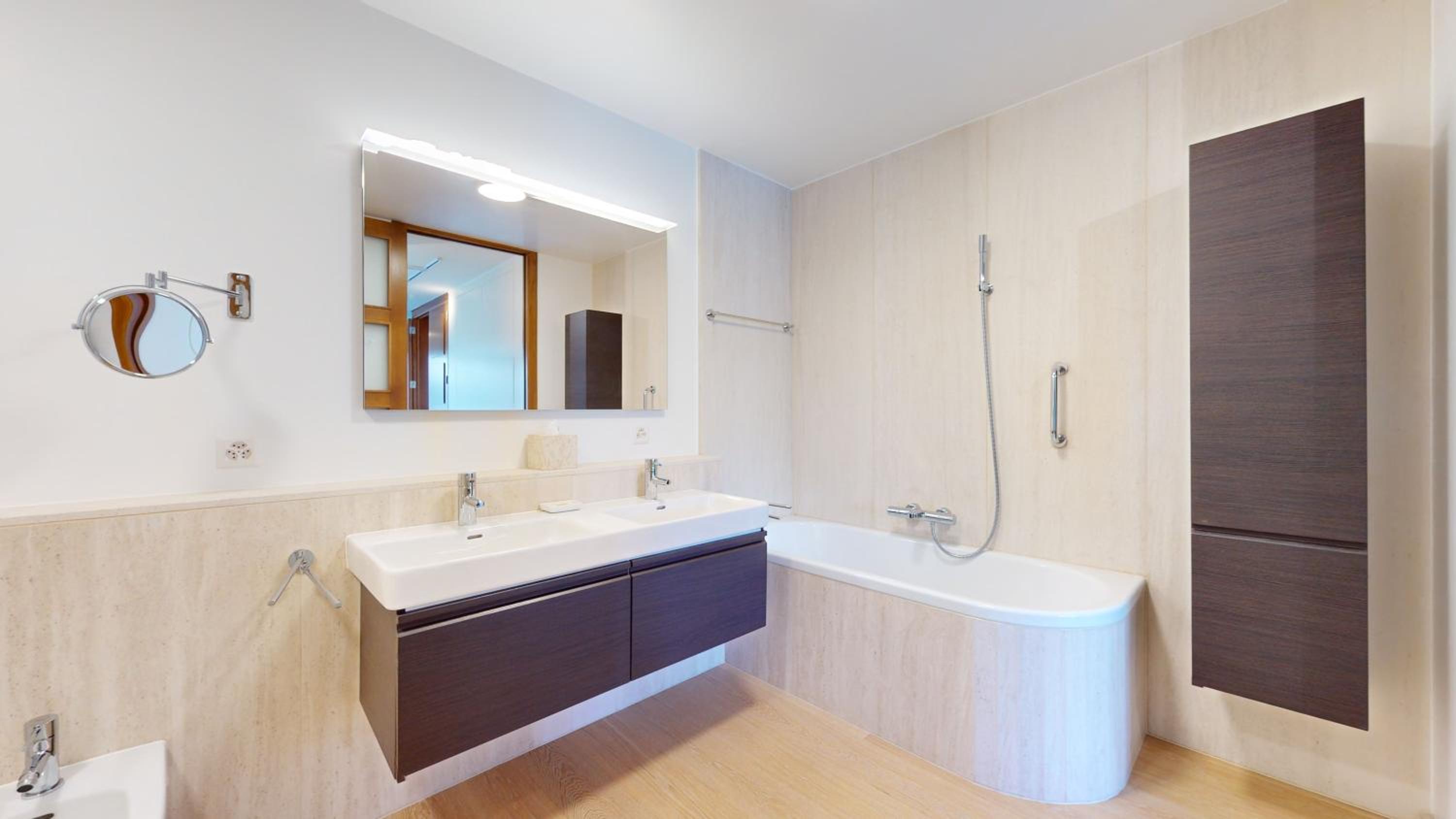 Lakefront apartment with exceptional view