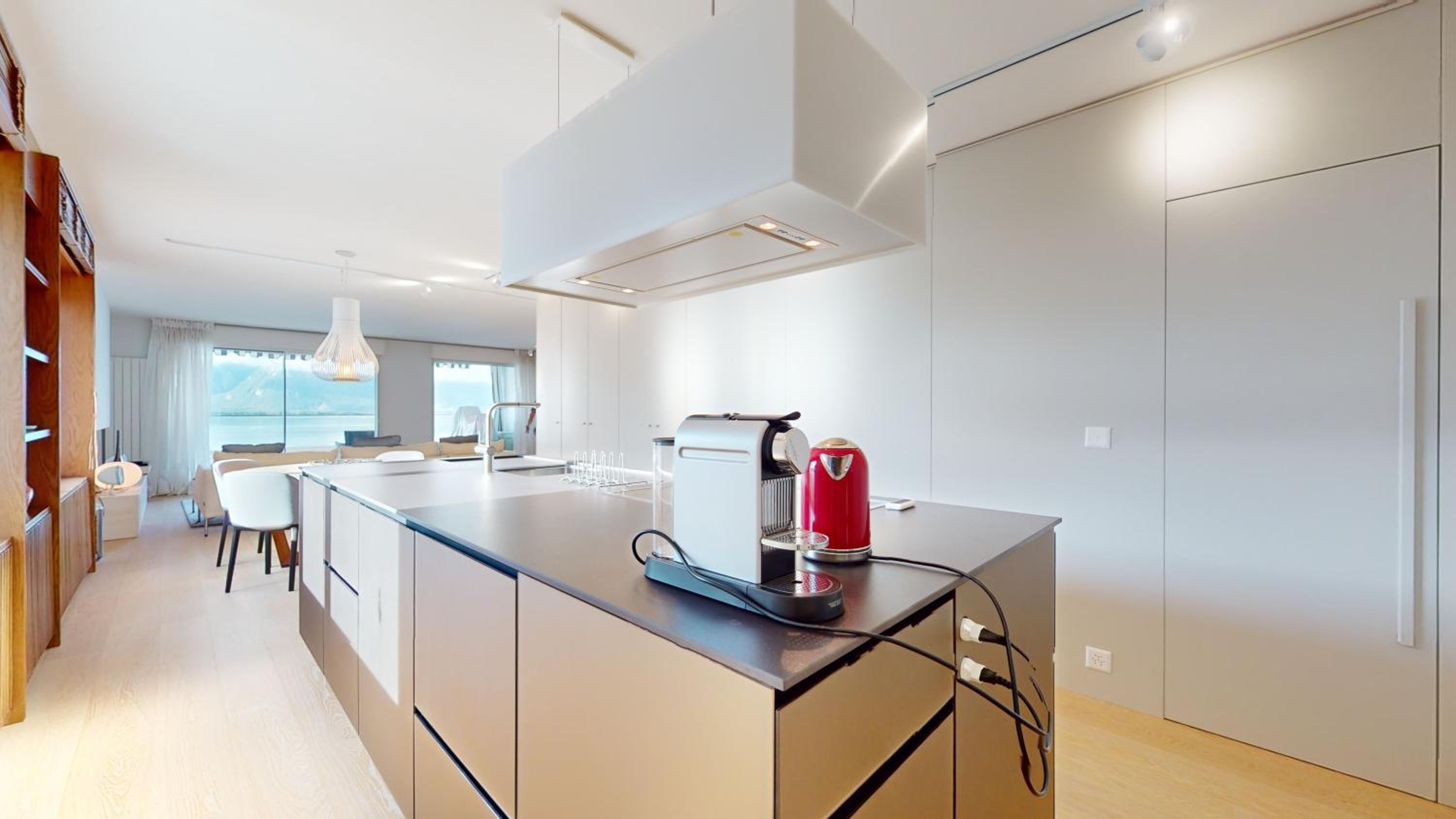 Lakefront apartment with exceptional view