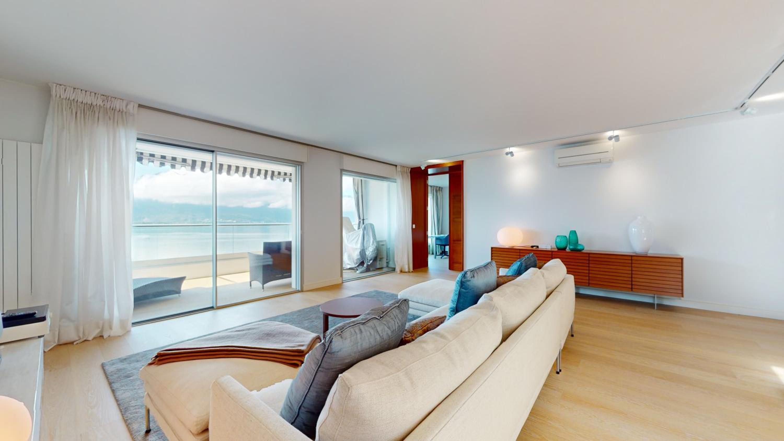 Lakefront apartment with exceptional view