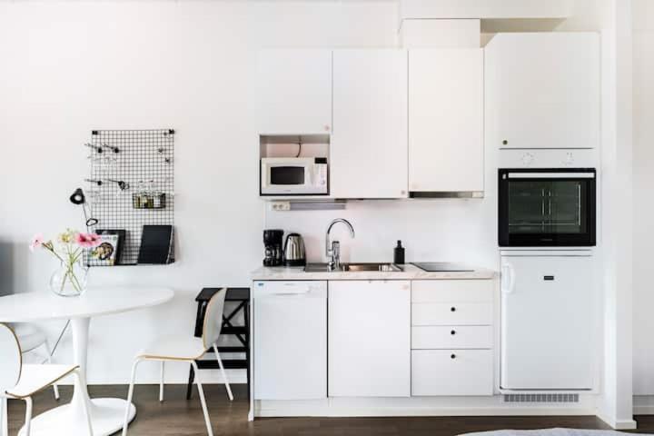 Peaceful Apartment Tikkurila near airport and city, free parking, fast Wi-Fi view 3