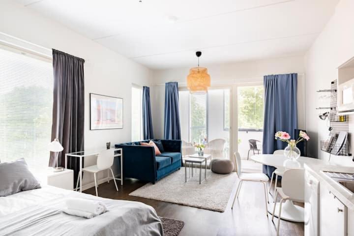 Peaceful Apartment Tikkurila near airport and city, free parking, fast Wi-Fi view 5