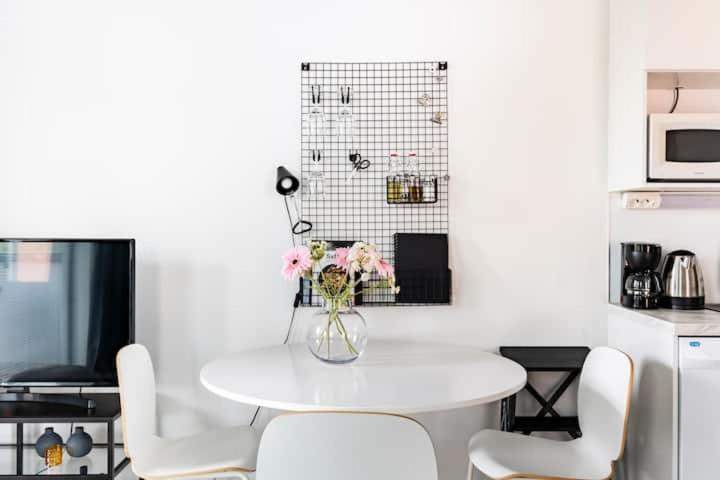 Peaceful Apartment Tikkurila near airport and city, free parking, fast Wi-Fi view 2