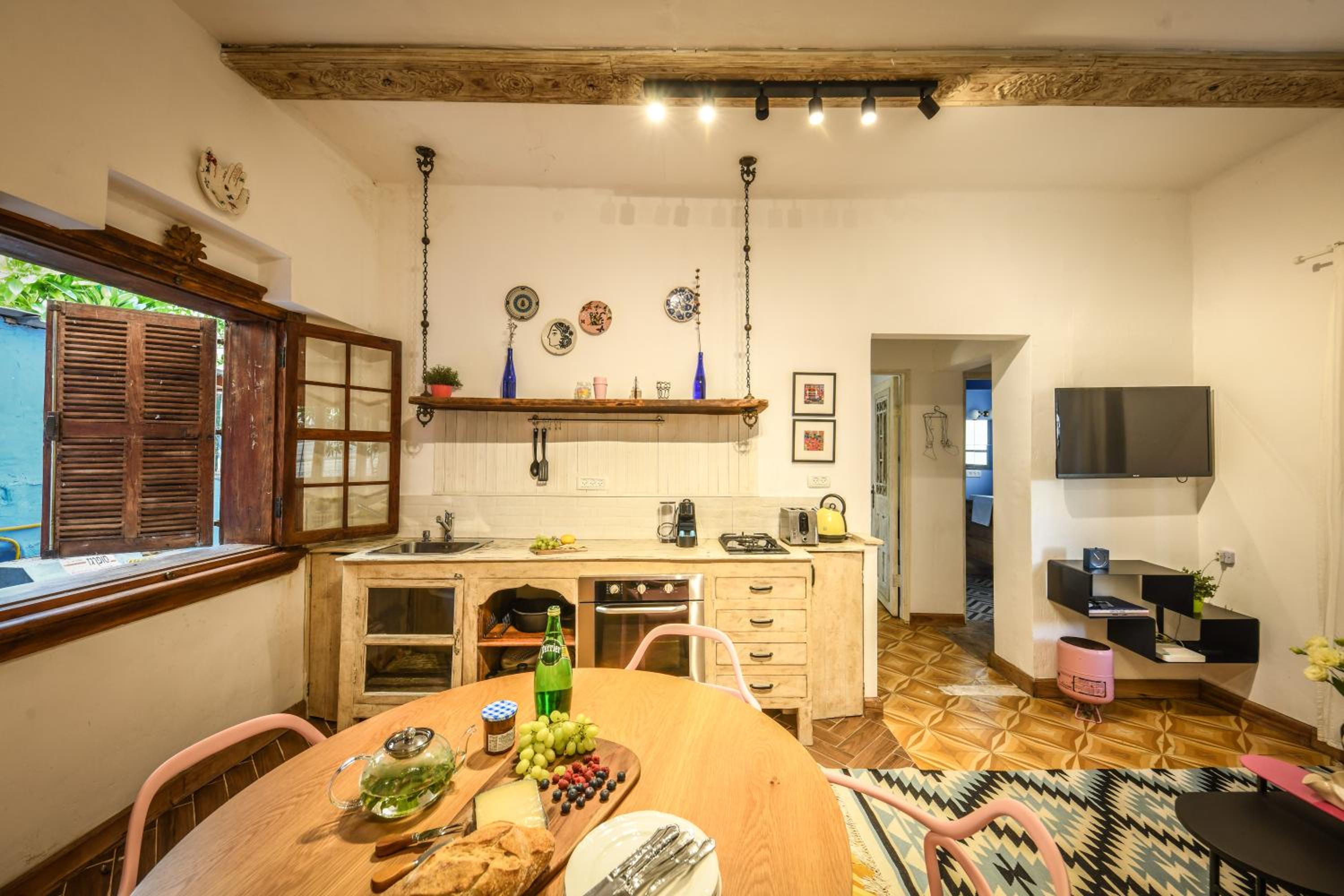 Rustic 1 BR Apt w Cozy Backyard in City Center by Sea N' Rent view 3