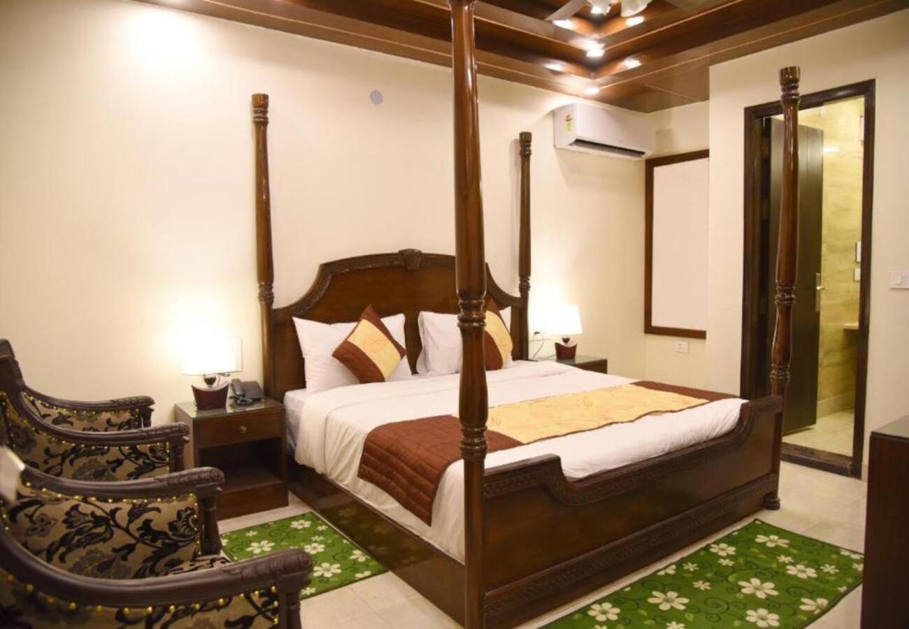 Staybook Hotel Atlanta New Delhi Train Station view 3