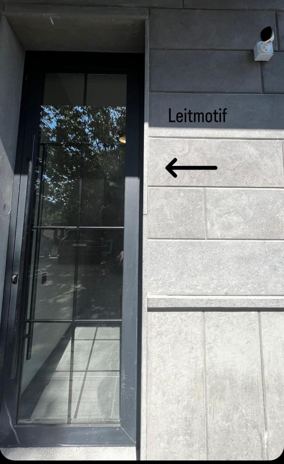 Apart leitmotif