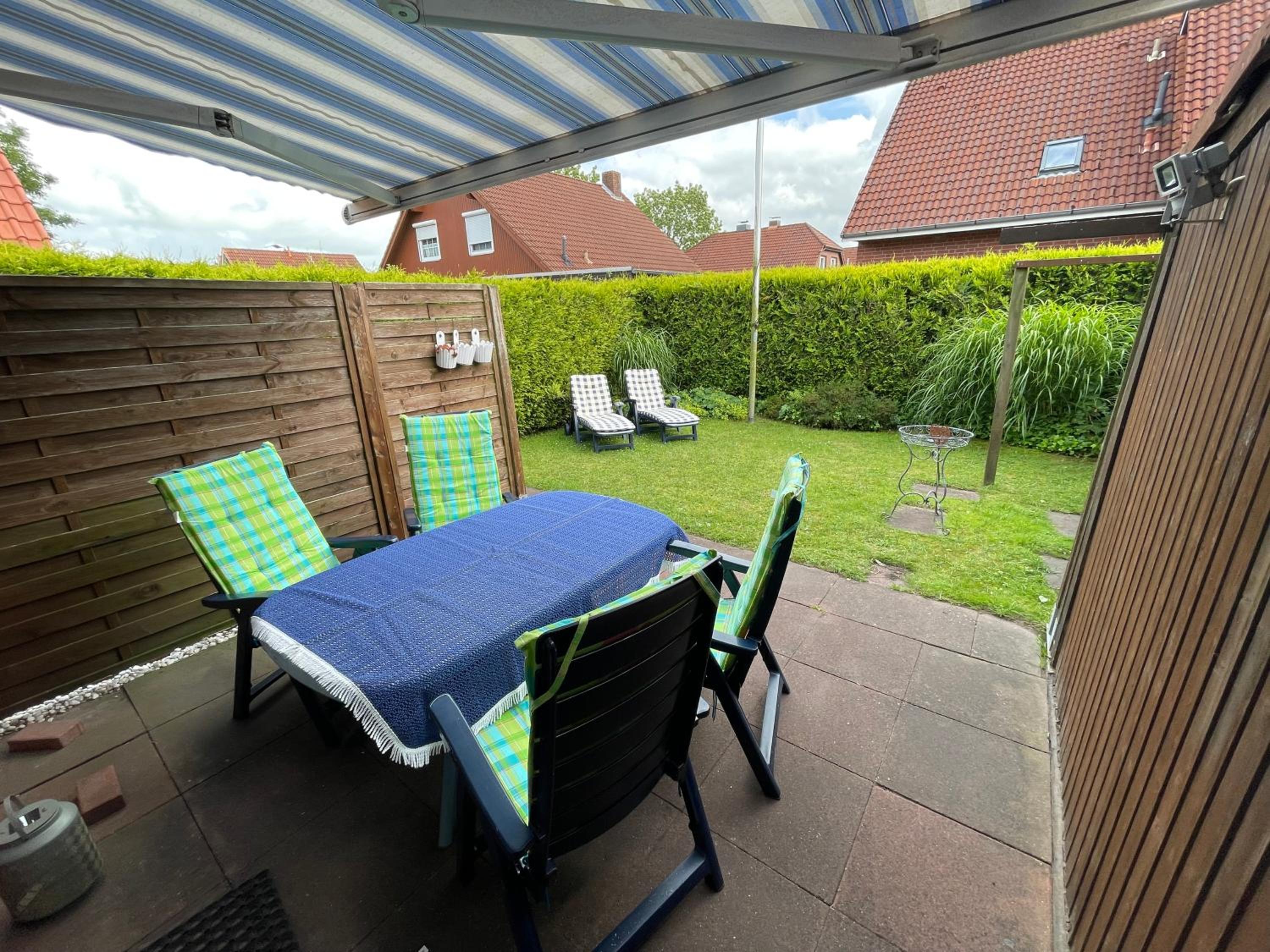 Haus Tillmann mit Hund in Hooksiel