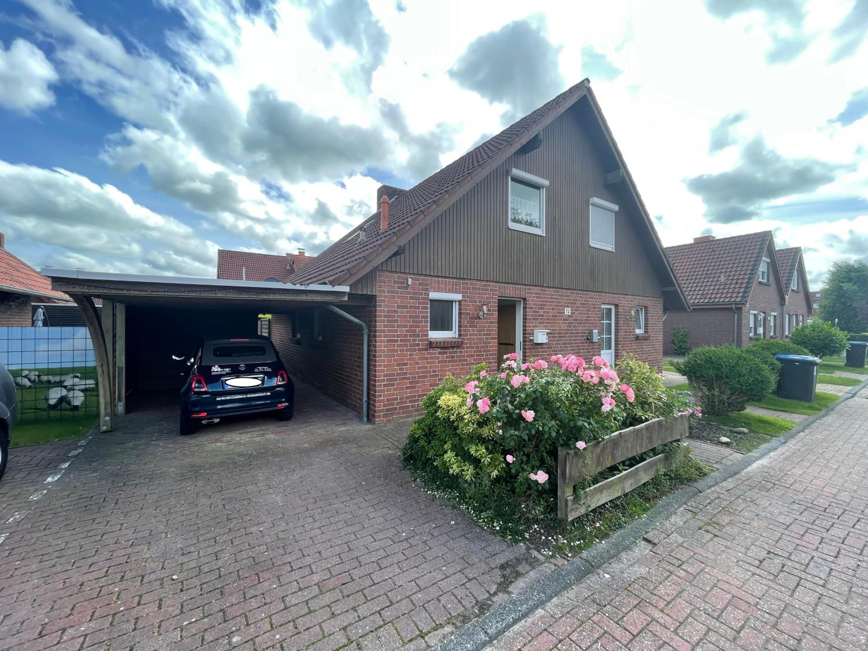 Haus Tillmann mit Hund in Hooksiel