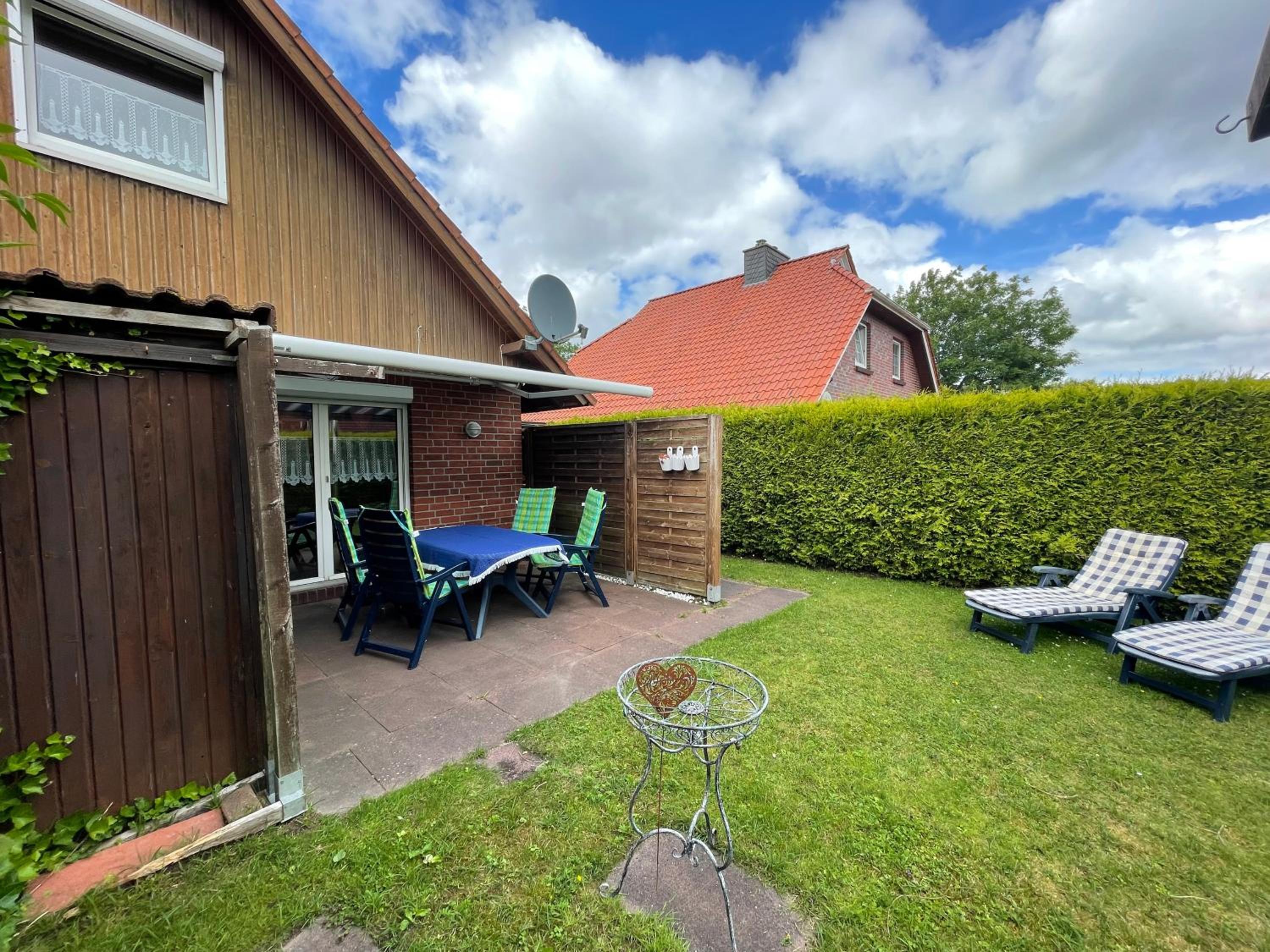 Haus Tillmann mit Hund in Hooksiel