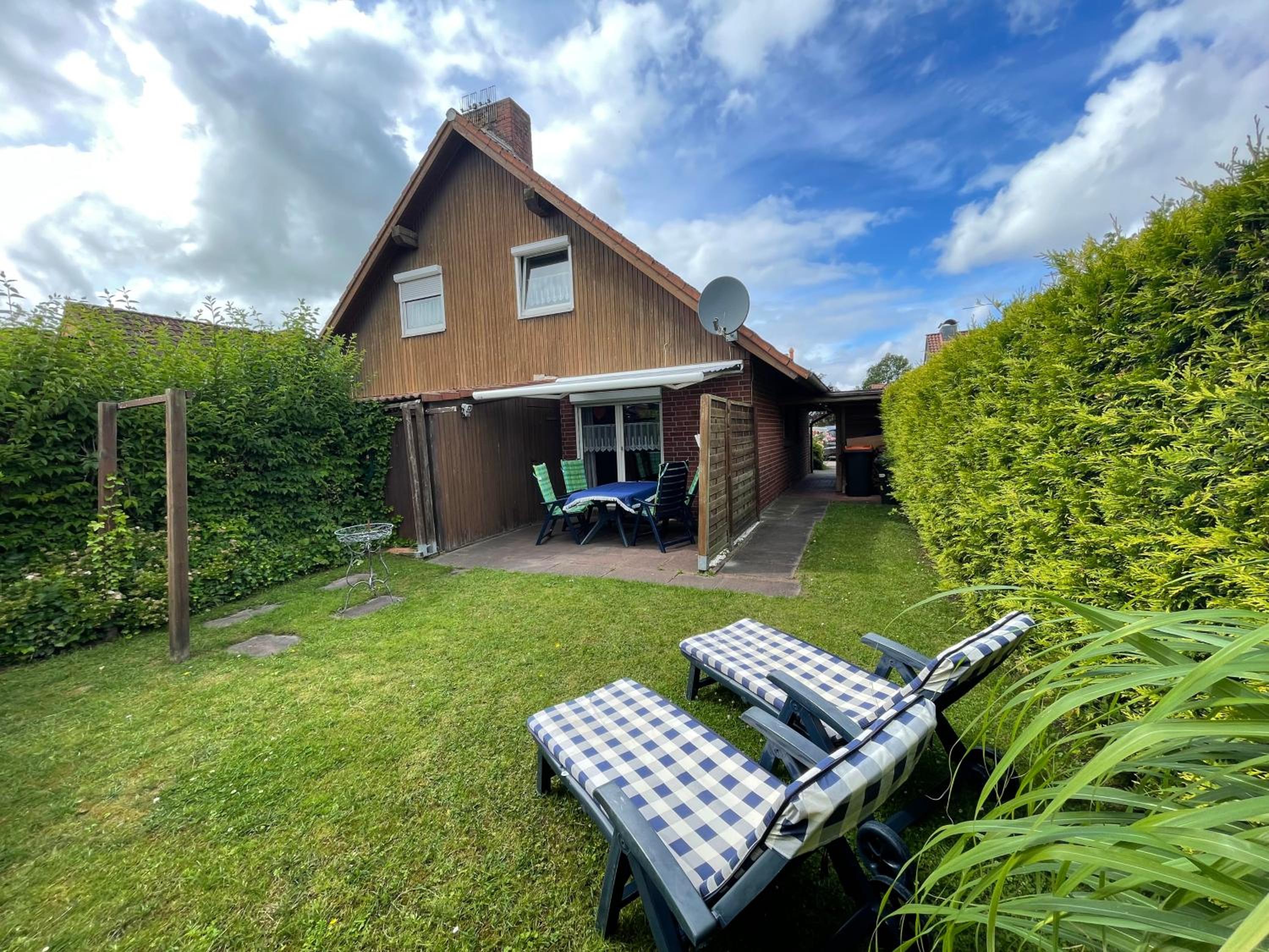 Haus Tillmann mit Hund in Hooksiel