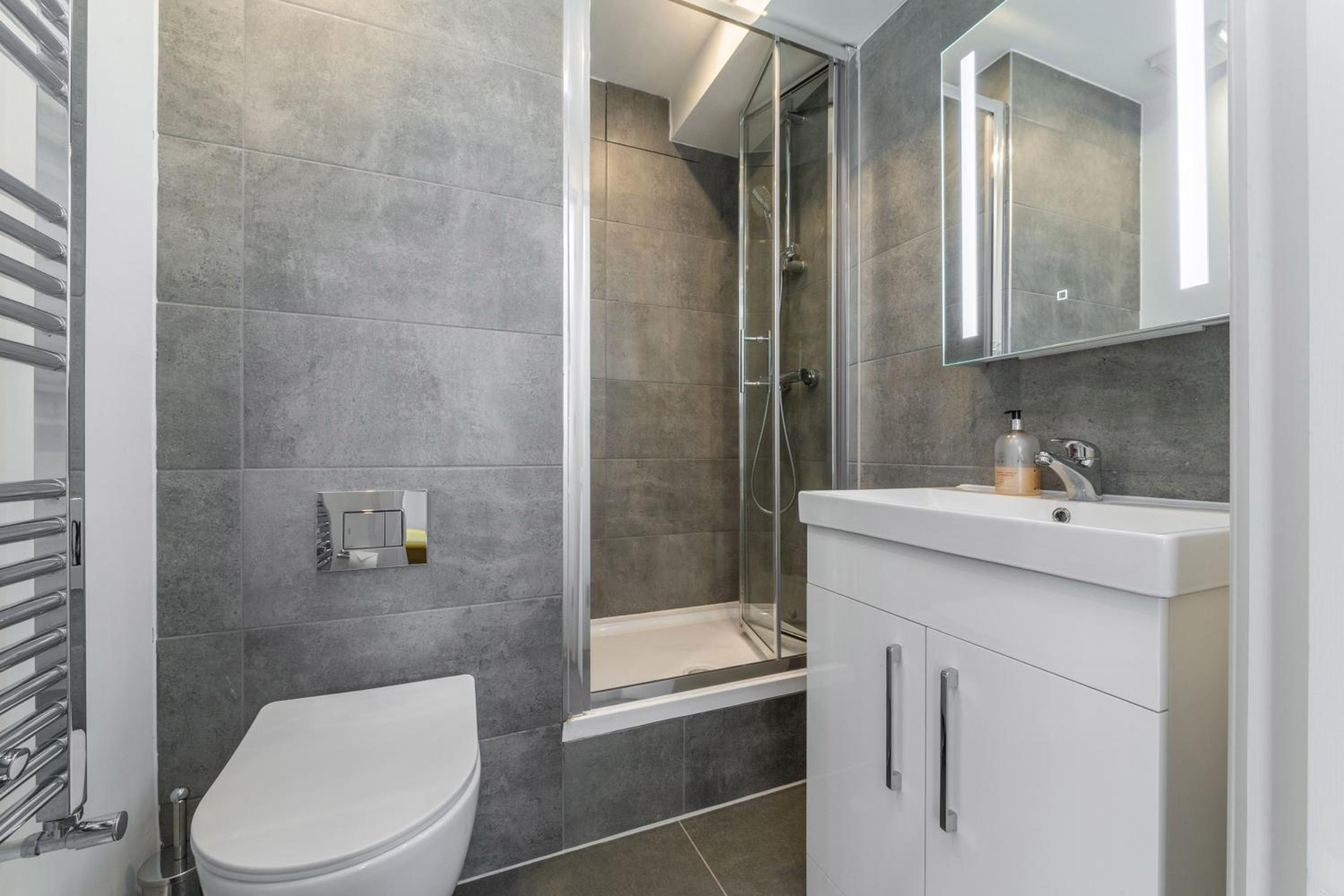 Fantastic London Home, 2 Bedrooms 2 Bathrooms - Next to the US Embassy & Nine Elms Station