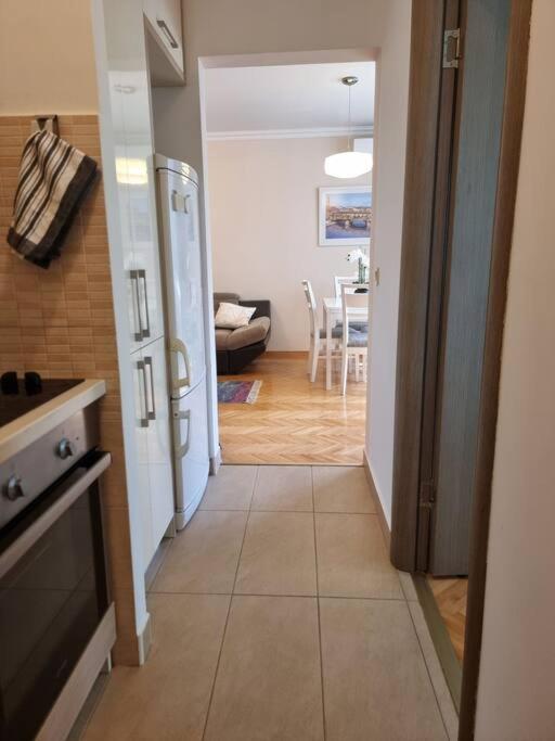 Cozy Central Apartment next to Bus and Train Station
